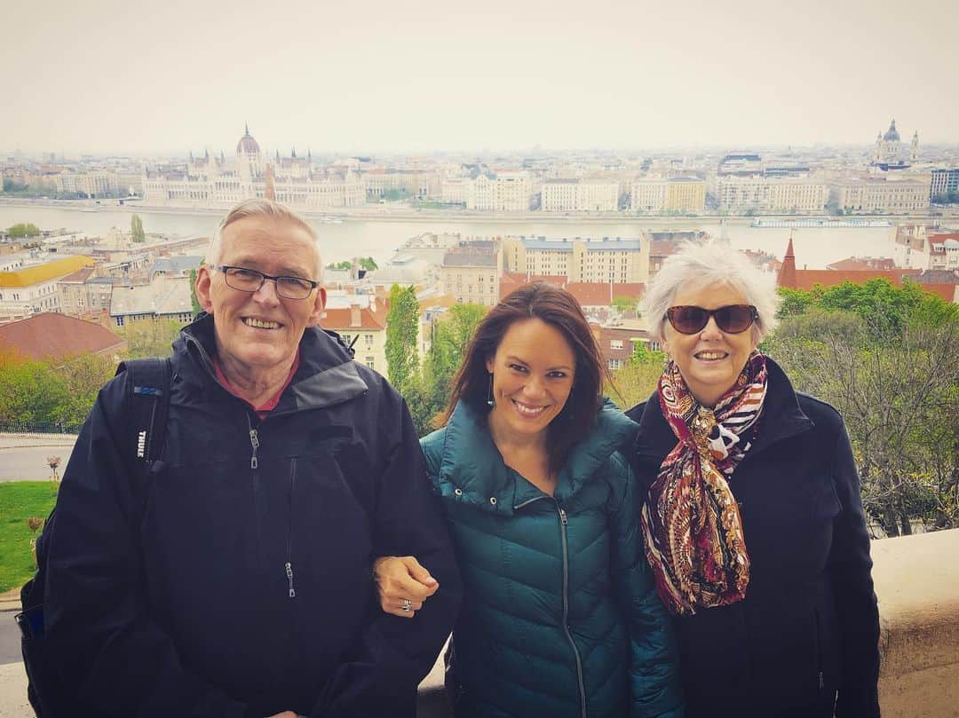 のインスタグラム：「When my dad got diagnosed with lung cancer back in 2017, I told him I was canceling a work trip to Australia so I could be with him for his lobectomy.  He told me that was silly and that he’d be cranky and tired post-op, so he suggested we spend quality time together BEFORE the surgery.  This is from a pre-surgery trip to Budapest.  He loved to explore new places.  Today would have been Dad’s 80th birthday.  He would love to know that I’m headed to Australia again.  And I’m sure that, this morning, he enjoyed watching my nephew’s 5th grade graduation from his spot in heaven.   Our time here is brief.  Hold your loved ones close.  #happybirthdaydad #budapest #hungary #maandpaswallz」