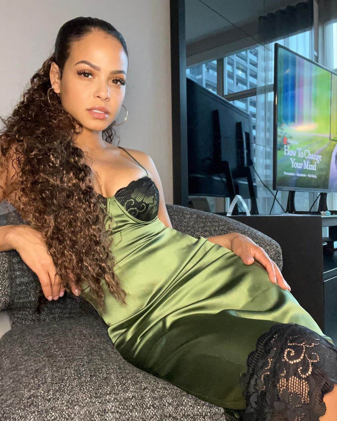 クリスティーナ・ミリアンのインスタグラム：「Kicked back listening to throwbacks kinda Friday.. ❤️‍🔥 @fashionnova」