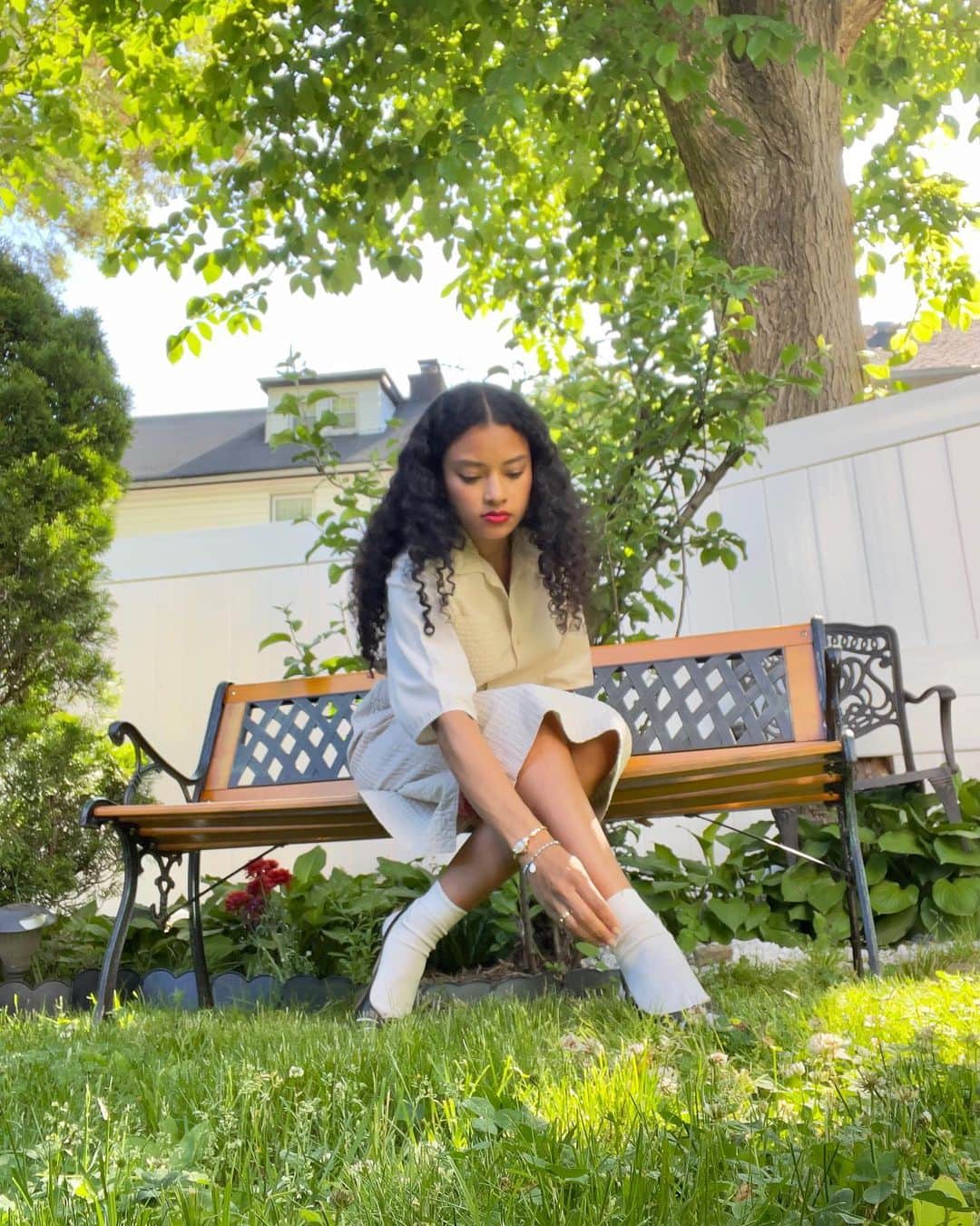 ティファニー・キャデラックのインスタグラム：「Just me again chillin with my fairy friends in the garden」