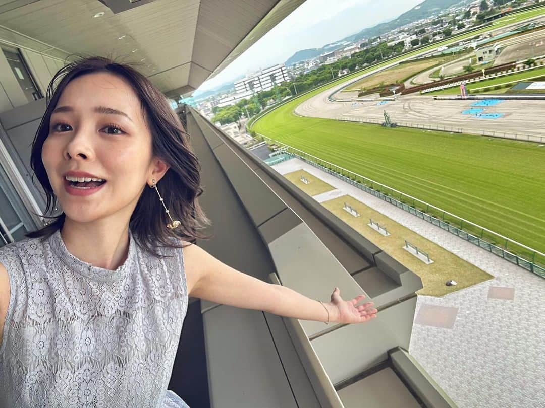 黒澤詩音のインスタグラム：「おはようございます☀  ダービーウィークのあさー！ いよいよ今週末は #日本ダービー 🏇  3歳馬7708頭の頂点を手にするのは…！  本日も9:00〜 グリーンチャンネル  全レース中継🐎 よろしくお願いします☀️  そのほかこの週末は  TCN 「都電沿線 のんびりさんぽ♪」 こんにちは荒川区 午前9時（再放送：正午から、午後6時から、午後9時から）  荒川区の都電沿線をお散歩してきました！はじめて出演させていただいています。 今週月曜から今週末日曜までの放送です！  チバテレ「WIN BY ALL!」  5月28日(日)　19：30～　⚽️  ホームでの清水戦と栃木戦をプレイバック！今月のインタビューはブワニカ啓太選手！勝負の3年目 20歳のアタッカーに迫る！ WIN BY ALL！  日曜日☀️ BS231ch＆231chにて、 22:30〜『より良い思考の技法』 23:15〜『映像コンテンツの制作技術』 BS232chにて　 12:45〜『より良い思考の技法』 13:30〜『映像コンテンツの制作技術』  よろしくおねがいします！！！ 明日のダービーもベガルタ戦も勝つぞー✊🔥  #日本ダービー #競馬」