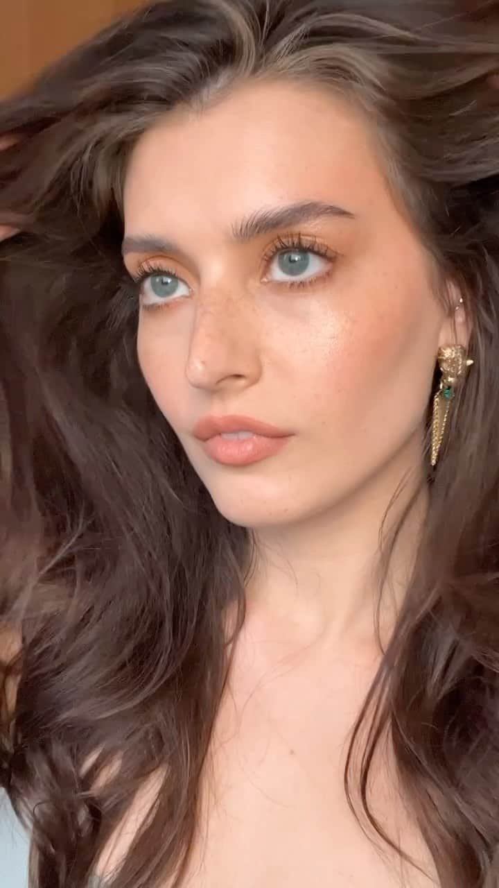 ジェシカ・ジェーン・クレメントのインスタグラム：「Today’s sunny, glowy makeup look ☀️☺️  Earrings by @kennethjaylane  Products: @typologyparis - Plumping Serum @welovecoco - LES BEIGES Water-fresh Tint in Medium Light @ksandco - Sheer Tinted Brow Gel in Dark Brown Chanel - LES BEIGES Healthy Glow Bronzing Cream in 390 Chanel - LES BEIGES Water-fresh Blush in Intense Coral @urbandecaycosmetics - Brow Blade Ink Stain + Waterproof Pencil in Neutral Nana @makeupforever - Aqua Seal  Make Up For Ever - HD Skin Sculpting Palette, shades “Deep Neutral Brown” & “Deep Warm Brown” @hourglasscosmetics - Veil Retouching Fluid in Fair @charlottetilbury - Airbrush Flawless Finish Setting Powder in Fair  @kevynaucoin - Lash Curler  @guccibeauty - Mascara L’Obscur Hourglass - Voyeur Waterproof Gel Eyeliner in Cave @rarebeauty - Positive Light Silky Touch Highlighter in Exhilarate  @toofaced - Lip Injection Extreme Lip Shaper Lip Liner in Cinnamon Swell」