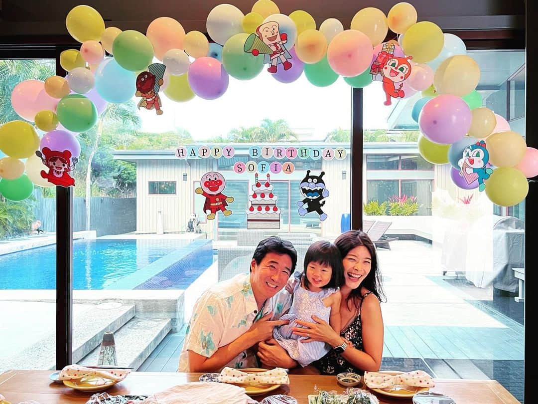 澤田かおりのインスタグラム：「My baby turned two! 娘2歳の誕生日🎂 本人も理解していて前日からテンション激上がり、ハッピーバースデーをエンドレスで歌い踊る(そして周りにもそれを強要する)陽気なバースデーとなりました。 私はといえば手抜きな性格が功を奏してか日々楽しく育児をできていて、そりゃ大変なこともありますが本当に幸せであっという間な2年間でした。周りのサポート無しには成り立たぬ2年間でもありました。 これでもかというほど可愛がられ愛され伸び伸び育っている娘がこれから社会で様々な壁や苦い経験に涙しても、私達は味方で愛していて絶対的に安全な場所であることを信じて、どこまでも羽ばたいてほしいなと思いました。 とはいえまだまだベビーでいてほしい気持ちもある！ 抱えきれないほどの愛しい気持ちをありがとう。 Mama loves you!!!!! ❤️❤️」