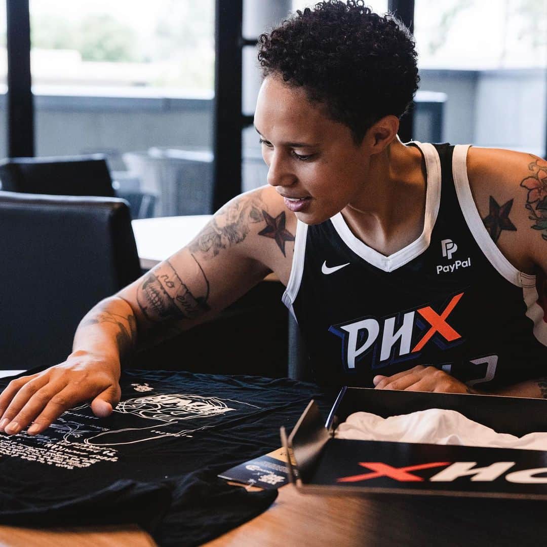 ブリトニー・グリナーのインスタグラム：「Thank you just doesn’t do it justice. The support you have continued to show me and my family is beyond amazing. As I look ahead to playing this beautiful game that I love with my teammates, I will continue to use my voice and platform to support others.  That’s why I’ve partnered with @weareround21 to support the Bring Our Families Home Campaign through an amazing capsule collection where I will be donating 100% of my proceeds to the @bofhcampaign, an advocacy campaign led by family members whose loved ones are being held hostage or wrongfully detained abroad.  Both t-shirt and hoodie are available at wearebg.org and @weareround21  #BringThemHome #WeAreBG」