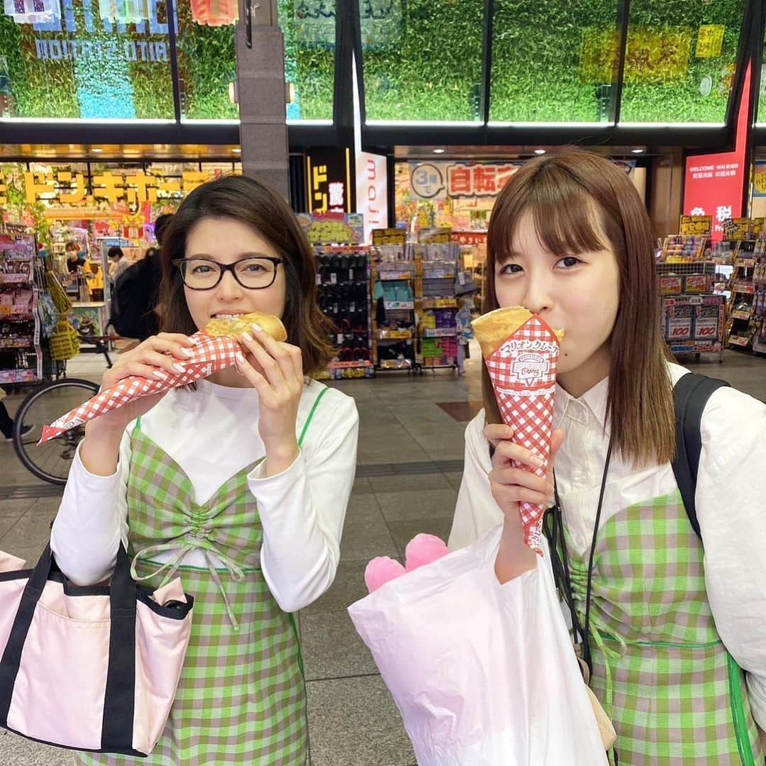 神田愛花さんのインスタグラム写真 - (神田愛花Instagram)「久し振りにロケで遠出🚄☀️ 『ぽかぽか』で着たお衣装が着やすくて可愛かったので、自分の分に加えてマネージャーさんとメイクさんの分も購入して、プレゼントしたんです🎁 いつか同じ日に着て来ちゃったりして⁉️ なんて話していたら、ついにその日が‼️ 昨日、マネージャーと私が被りました🤣 よりによってロケで移動時間が長い上に、 夜ご飯も一緒に食べる日に🤣 参ったー🤣🤣 メイクさんも着て来てくれていたら、 三つ子コーデになってたなぁ👶🏻👶🏻👶🏻 こうなったら、いつかそんな事が起こって欲しい☺️  #NYC #ニューヨーク #Barbie #バービー #pink #ピンク #ロケ前夜 #前乗り #楽しい夜 #双子コーデ #なんてこった #神田愛花」5月27日 7時00分 - aikakanda