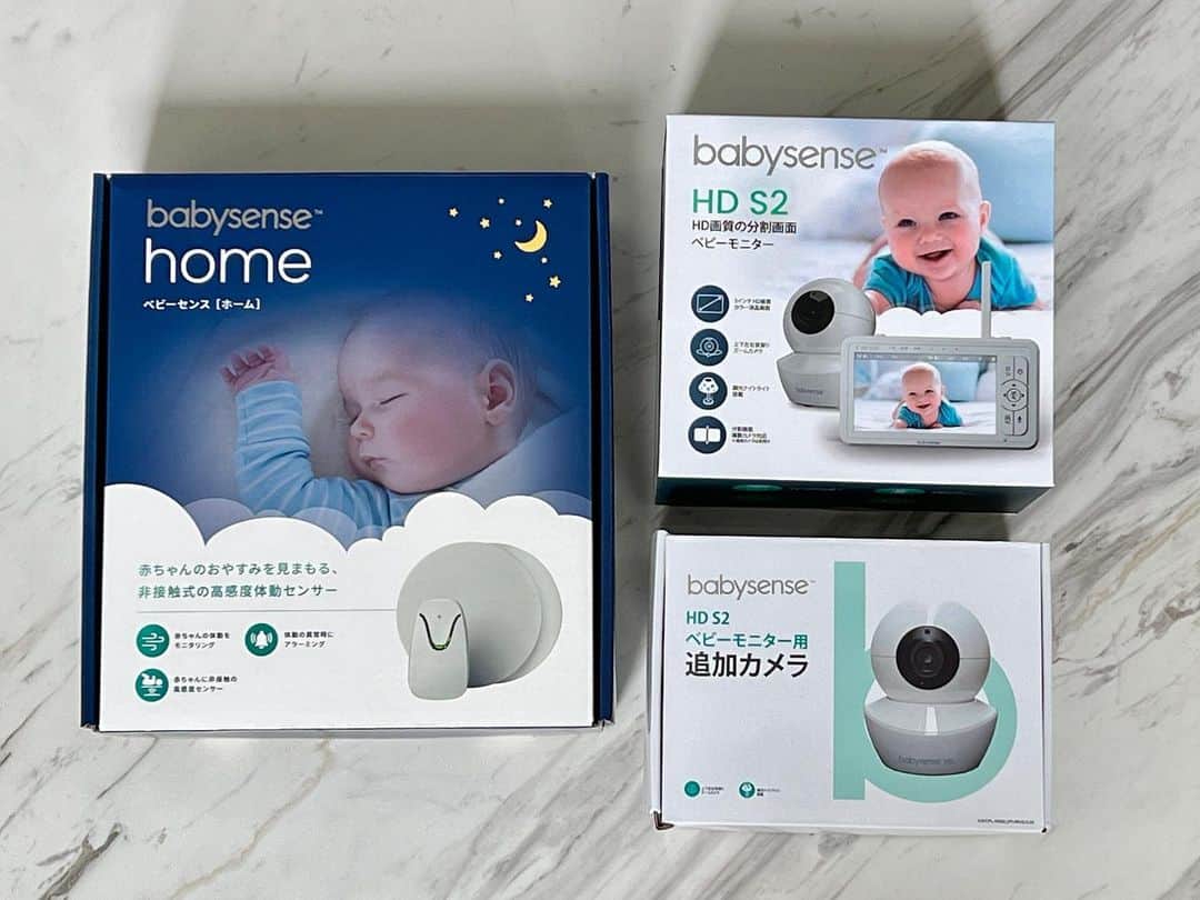 のインスタグラム：「二人育児の強い味方となるアイテム…  ベビーセンス(@babysensejapan )のHD画質ベビーモニターと体動モニタリングセンサベビーセンスホームを次男出産前に準備しました。  子どもが二人いると、ずっと様子を見ていられないのが現実…さらにうちは一軒家なので、リビングと子ども部屋、ベッドルームのフロアが違うから、行ったり来たりするのも限界があります😵  一日ほぼずっと寝ている新生児の様子は、寝ている間もチラチラ気になってしまうものですよね。  私が準備したベビーセンスの体動モニターは、実際に私の産院でも同じものが採用されていて。赤ちゃんが寝ている間の動きを追跡するための特別なセンサーが、呼吸が停止したり不規則に遅くなったりすると警告し教えてくれるものです。 これとベビーモニターを合わせて使うことで、離れた部屋からでも様子を常に確認できるようになりました✨  この二つのアイテムのおかげで、次男が寝ている間に長男と全力で遊んであげることができます🫶🏻  準備して良かった！！！  #二人育児 #出産準備 #体動モニター  #ベビーセンス #ベビーモニター  #ベビーセンスホーム #ベビーモニター #ベビーセンサー #ベビー用品 #SIDS #pr」