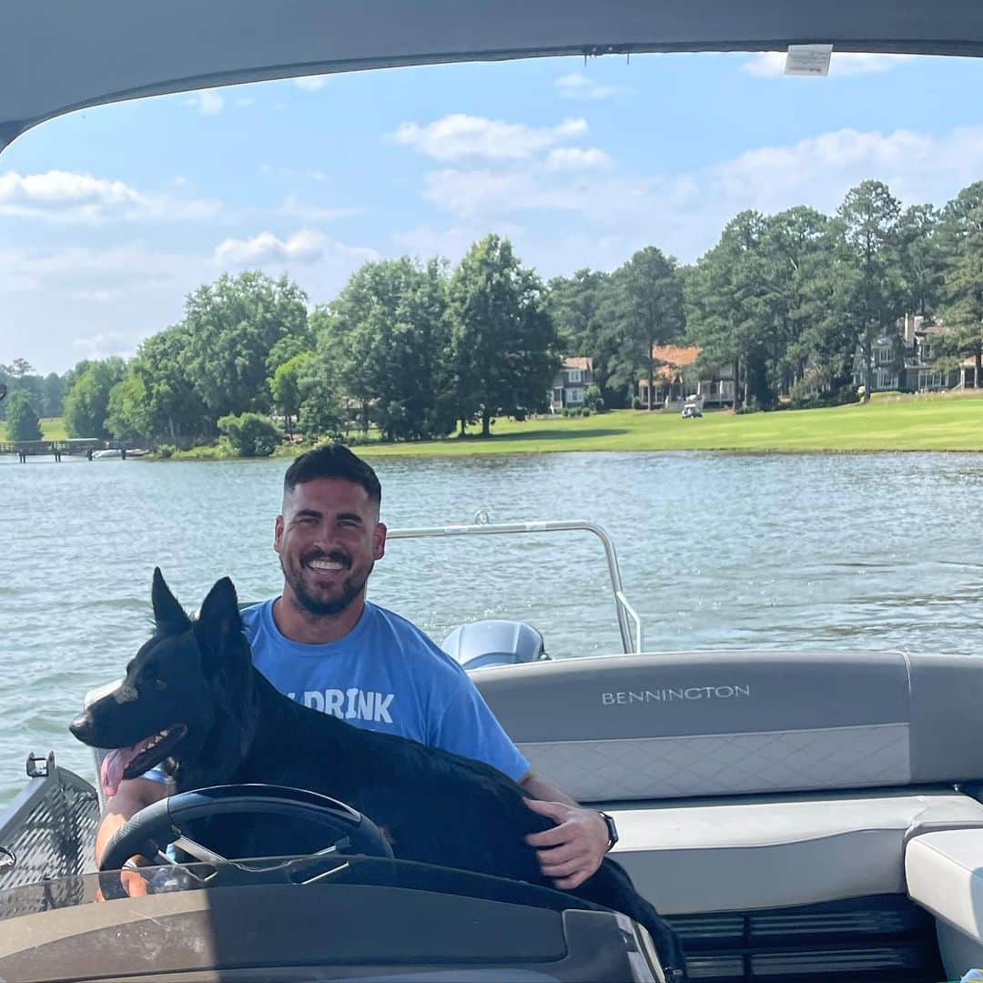 のインスタグラム：「Me and my co-captain Bella enjoying a beautiful afternoon out here at Lake Oconee☀️ #MemorialDayWeekend #lakeoconee #cuscowilla #reynoldsplantation #eatonton #greensboro #lakelife」