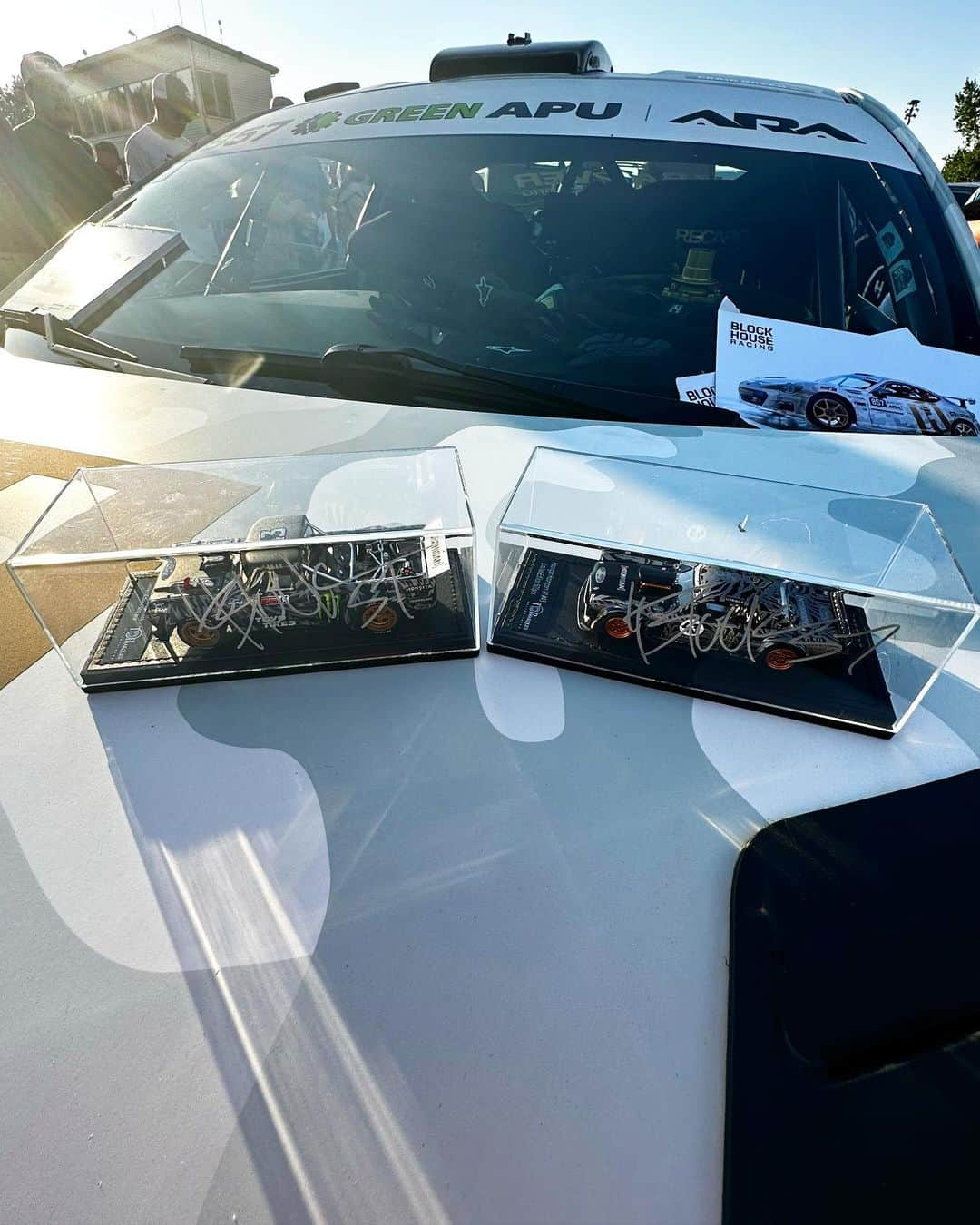 ケン・ブロックのインスタグラム：「One of our fans brought these two awesome models to get signed and we had stop them and get a picture on @liakblock and @rhianongelsomino ’s hood! Awesome to see @kblock43 ’s legacy living on at every rally.  #KB43VER #FO43VER #KenBlock  #43Institute #OregonTrailRally #BlockHouseRacing #fans #rally」