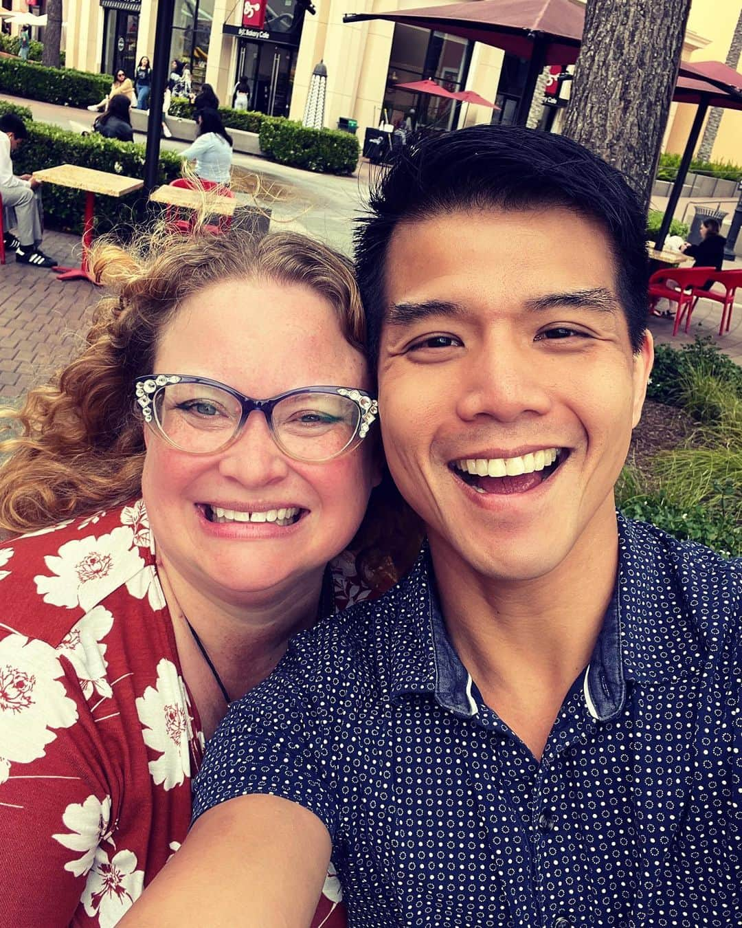 テリー・レオンのインスタグラム：「So great catching up with @annemcmills. Had it not been for her, I wouldn’t have met my sweet @jamesababcock (19 years ago!) She changed my life. And she’s changing the lives of her theater students everyday. This is one special lady right here!」