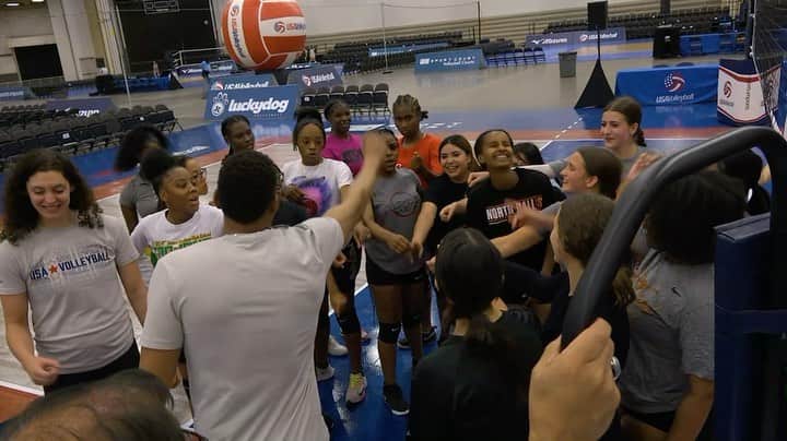 USA Volleyballのインスタグラム：「Before the 2023 Open National Championship, USAV hosted a clinic for players from Dallas ISD. Hosted by @austincollegevb head coach Ed Garza, Events Manager Clarence Hughes and local coach Rolando Medrano, the  clinic was a chance to continue to grow the game.  #usavopen」