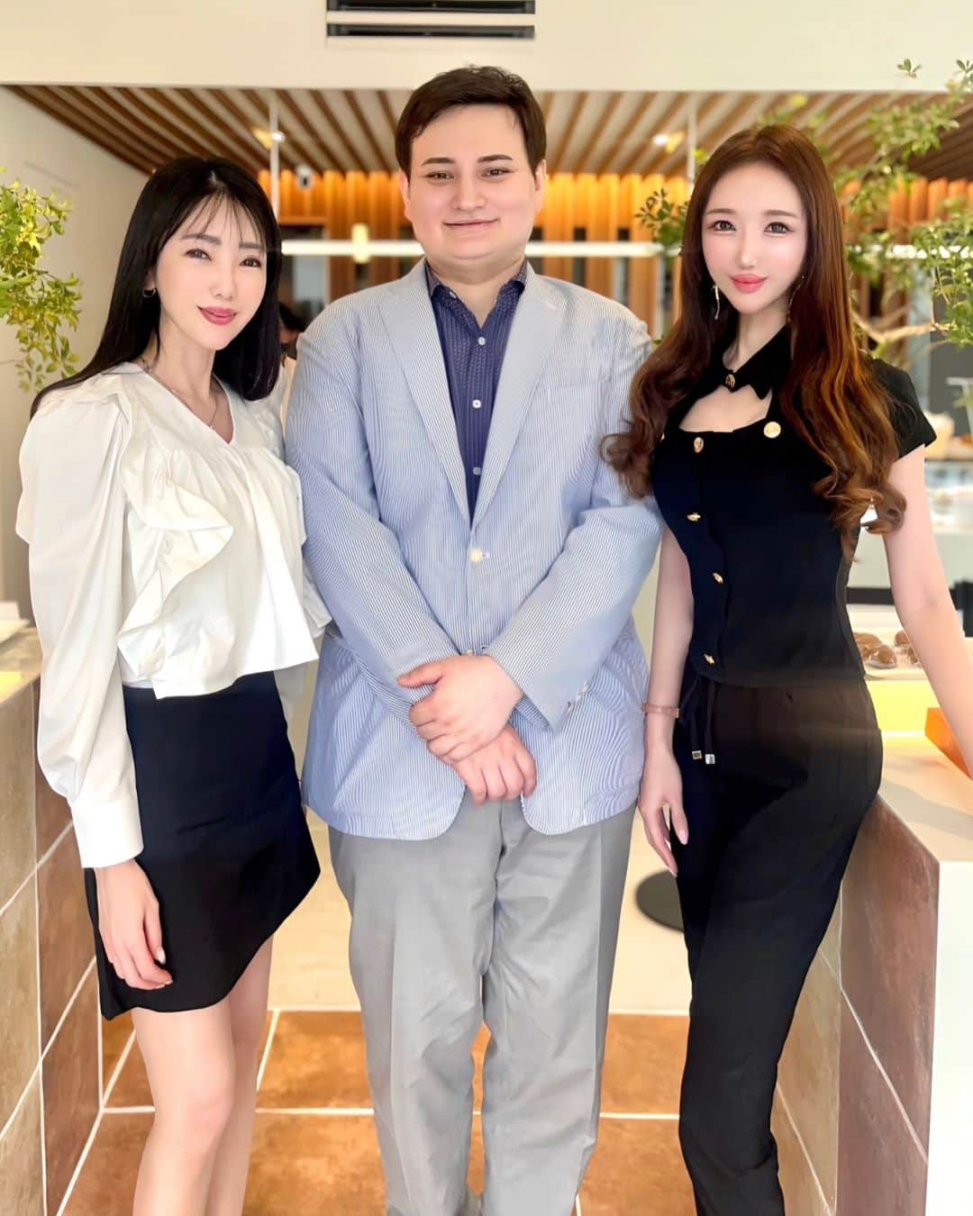 今堀恵理のインスタグラム：「ルイ・ロブションがプロデュースする世界初のスイーツ店が芦屋にオープンしたよ✨  @lagare_louis_robuchon  生前、世界で最も多くミシュランの星を保持していたシェフとして知られるフレンチの巨匠、ジョエル・ロブション氏。 その子息、ルイ・ロブション氏が自身ブランド世界1号店  @miimi__miimi ちゃんと行って来ました💕  フィナンシェ、マドレーヌ、モワルー、ロールケーキには日本ではほとんど流通していない高級な「パンプリーバター」をふんだんに使用💕 どれもとても美味しいし正統派なフランス菓子だよ  ルイロブションご本人も来てくれてスイーツを選んでくれました🎵  場所はJR芦屋南口から徒歩１分です  #ルイロブション #LaGarebyLouisRobuchon #芦屋 # ラガールバイルイロブション」