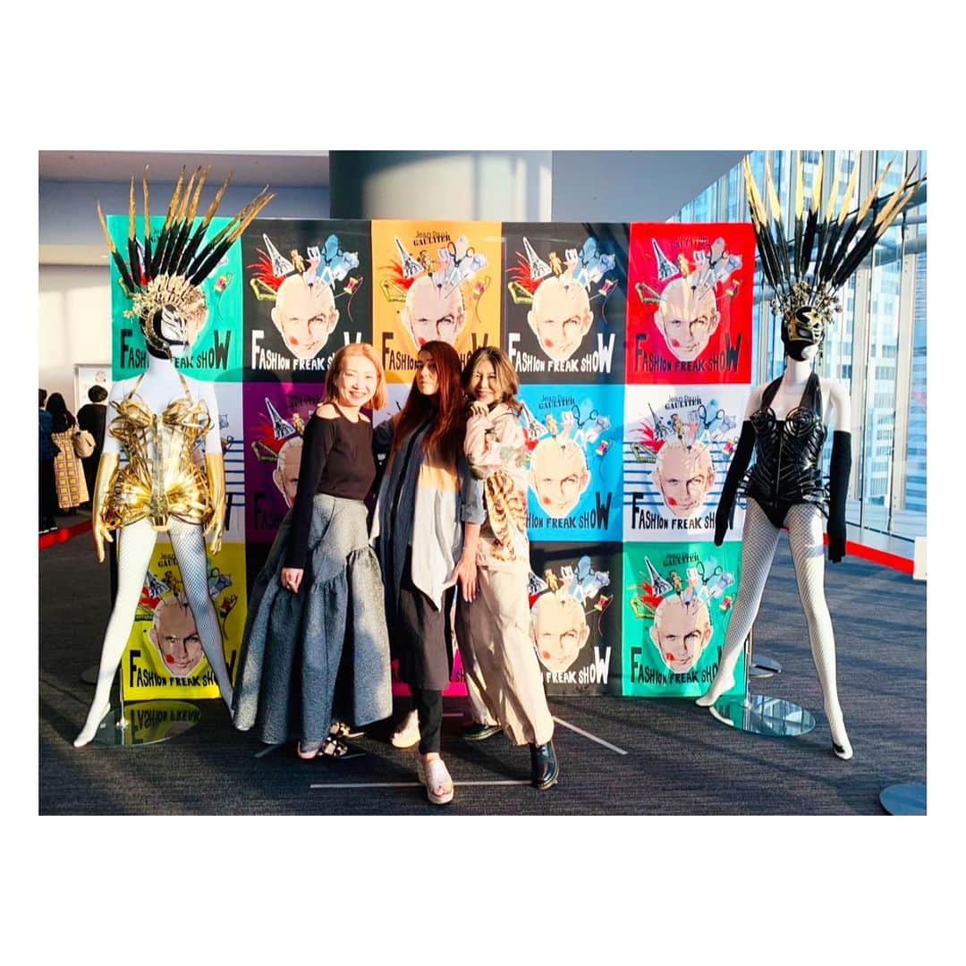 阿部洋子さんのインスタグラム写真 - (阿部洋子Instagram)「💫🎼💫🎼💫  #fashionfreakshow  #jeanpaulgaultier   LiLiCoさんとエマさんと一緒に観てきたよー！  ゴルチエのこれまでの人生を辿りながら、 キャバレーとファッションをミックスしたレヴューショー！  知ってるエピソードや 記憶に残ってるショーや作品も登場して 大大大興奮♡  5列目だったから、もはやかぶり付き🤩  キラキラ✨して美しい世界の中に、 厳しさや苦しさもあって  パフォーマンスしてる役者さんたちもすごく魅力的  ファッションがすきなかたに観てほしいなぁ  とっても刺激をもらって帰ってきました🤍  お誘いいただきありがとうございました😊  #thankyou   #fashionaddict」5月27日 7時30分 - hirocoring