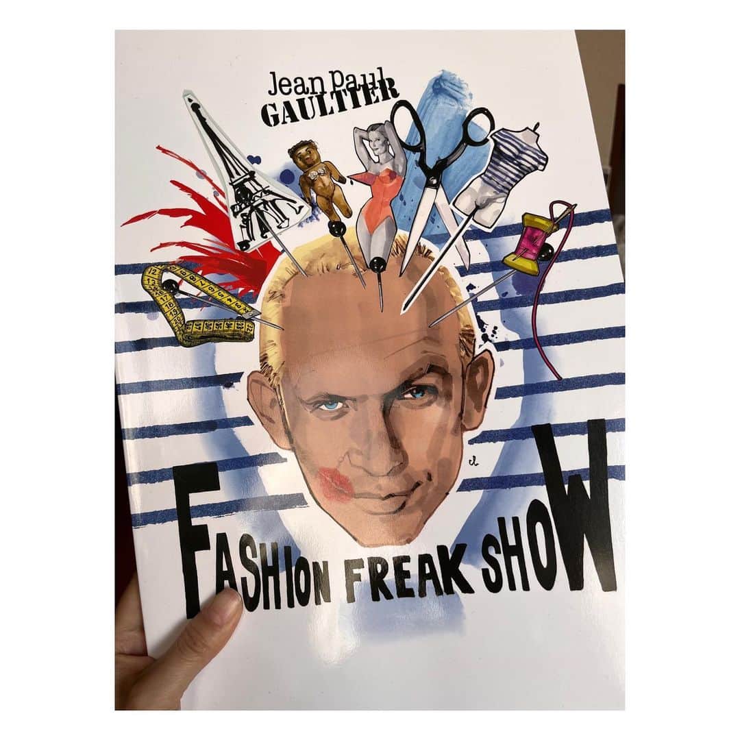 阿部洋子さんのインスタグラム写真 - (阿部洋子Instagram)「💫🎼💫🎼💫  #fashionfreakshow  #jeanpaulgaultier   LiLiCoさんとエマさんと一緒に観てきたよー！  ゴルチエのこれまでの人生を辿りながら、 キャバレーとファッションをミックスしたレヴューショー！  知ってるエピソードや 記憶に残ってるショーや作品も登場して 大大大興奮♡  5列目だったから、もはやかぶり付き🤩  キラキラ✨して美しい世界の中に、 厳しさや苦しさもあって  パフォーマンスしてる役者さんたちもすごく魅力的  ファッションがすきなかたに観てほしいなぁ  とっても刺激をもらって帰ってきました🤍  お誘いいただきありがとうございました😊  #thankyou   #fashionaddict」5月27日 7時30分 - hirocoring