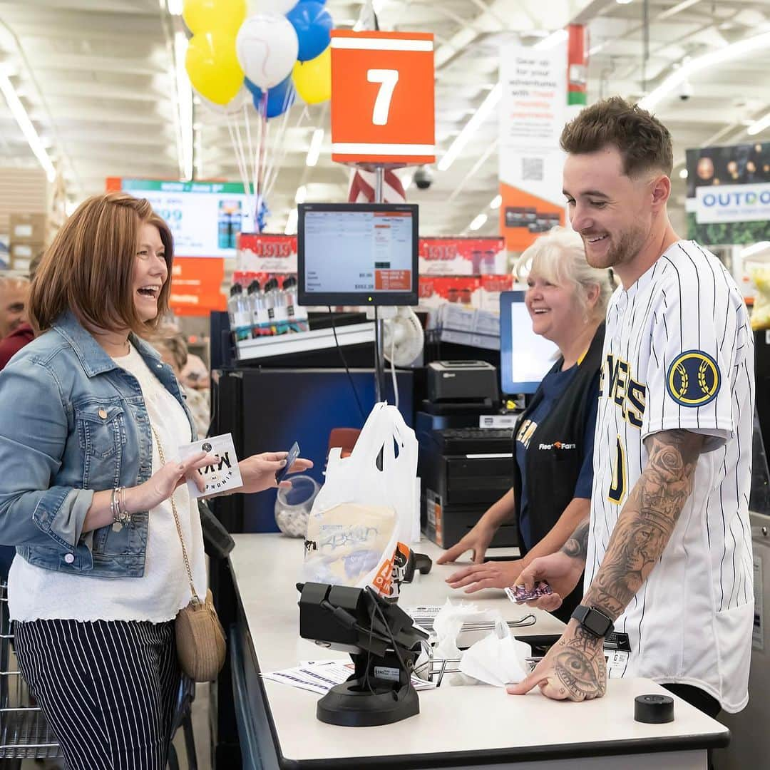 ミルウォーキー・ブルワーズさんのインスタグラム写真 - (ミルウォーキー・ブルワーズInstagram)「Continuing to spread kindness!   @bturang1 helped bag items and assist customers at Fleet Farm earlier today for #KindnessInMKE week.」5月27日 7時33分 - brewers