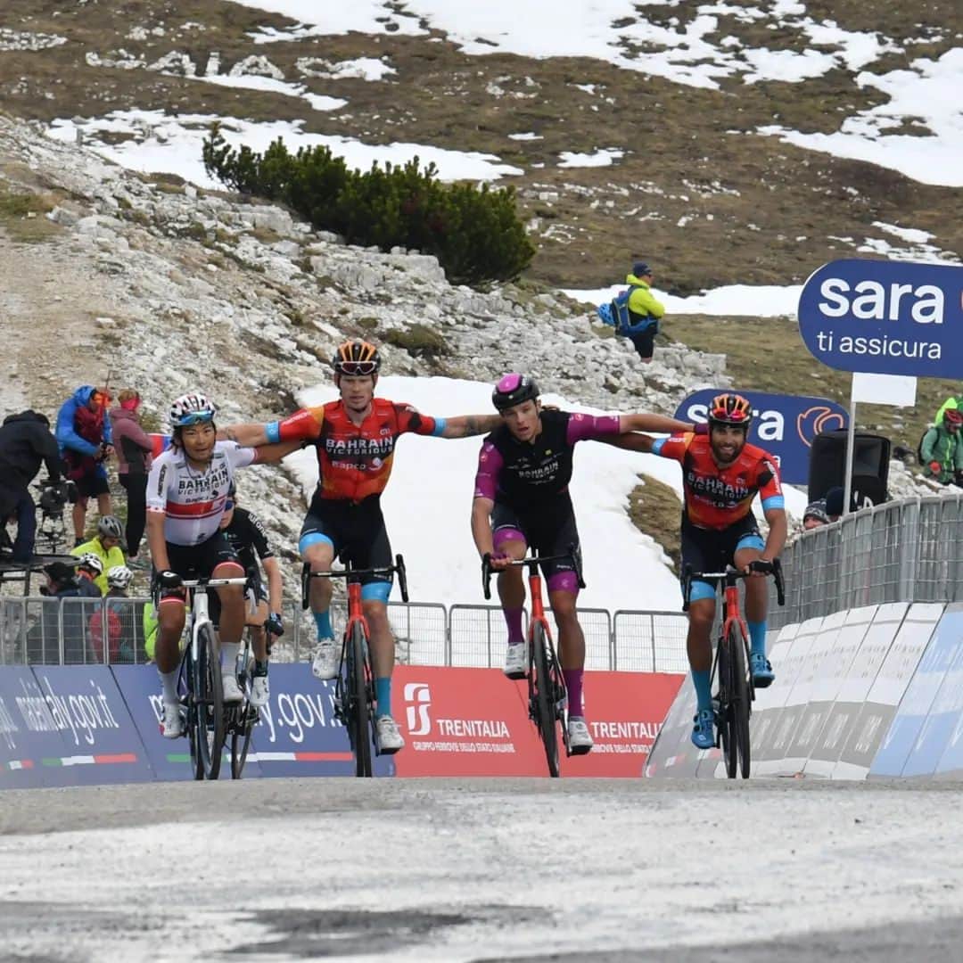 のインスタグラム：「Stage19 @giroditalia 🏆  The result of everyone doing their best. congratulations to all it's been a wonderful day!! 👏👏👏  📸Photo :  @iimiwa ①～④    @ZW Photography ⑤～⑥  #giroditalia #Giro2023 #RideAsOne  #イタリア #ジロ #ステージ優勝  #8人の戦士 #バーレーンビクトリアス  #メリダ  @teambahrainvictorious  @cn_bahrainvictorious」