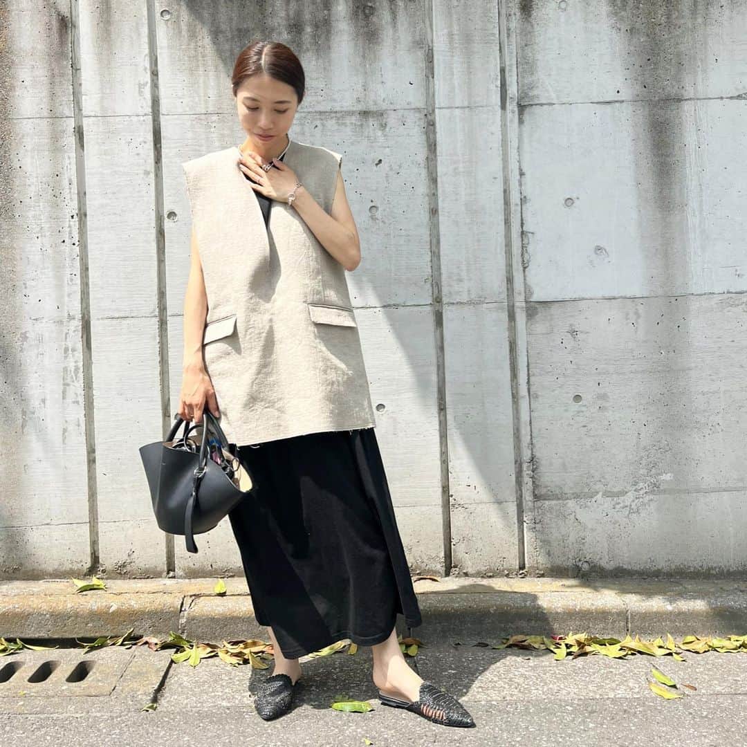 のインスタグラム：「. ワンピースにジレ合わせ🫶 グレイル購入品🌼🌼🌼」