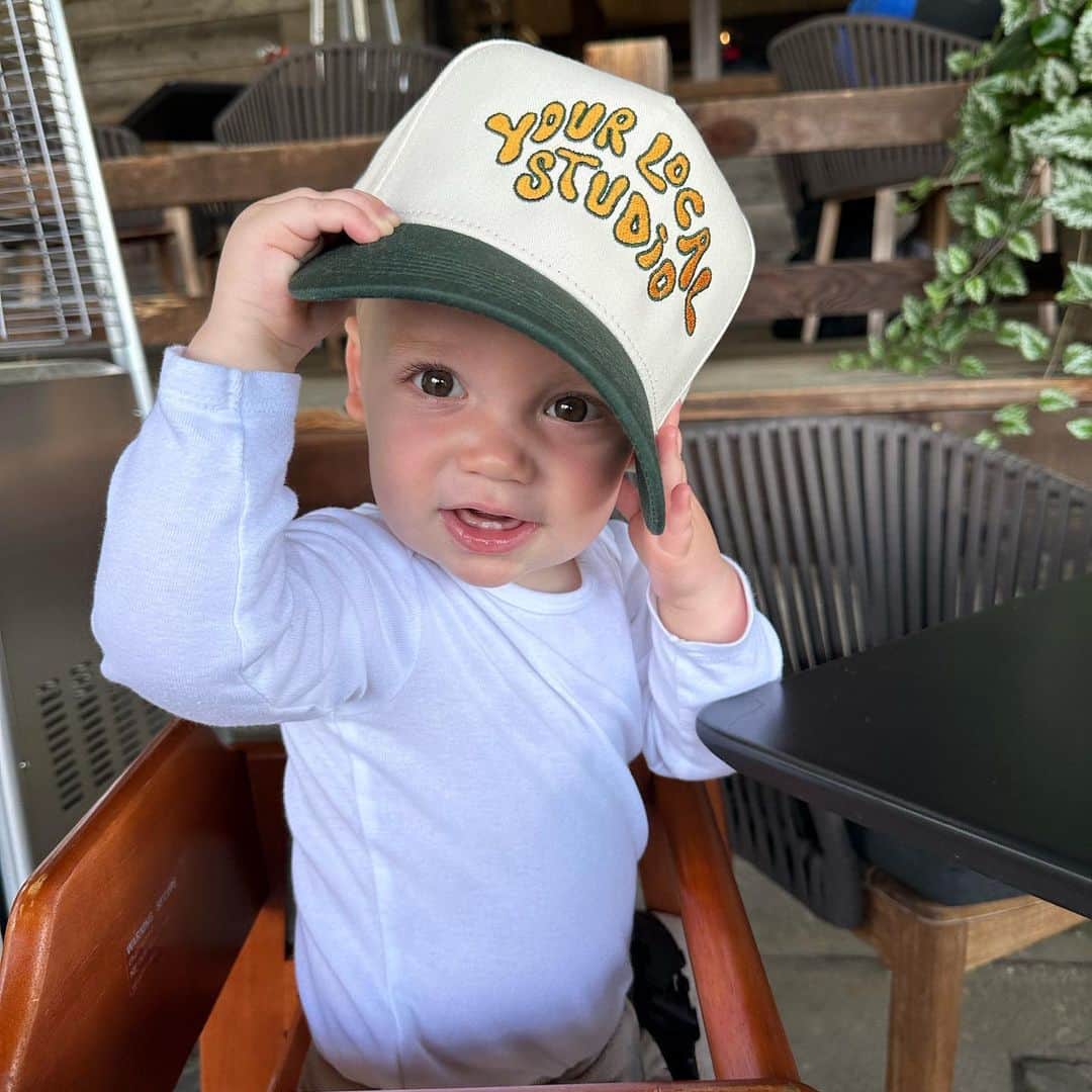 ジェイソン・ケネディのインスタグラム：「Full time dad duty is no joke when mom is sick but we like adventures. Next up, eat some tangerines by the lake. Love ya’ll 🤟🏻」