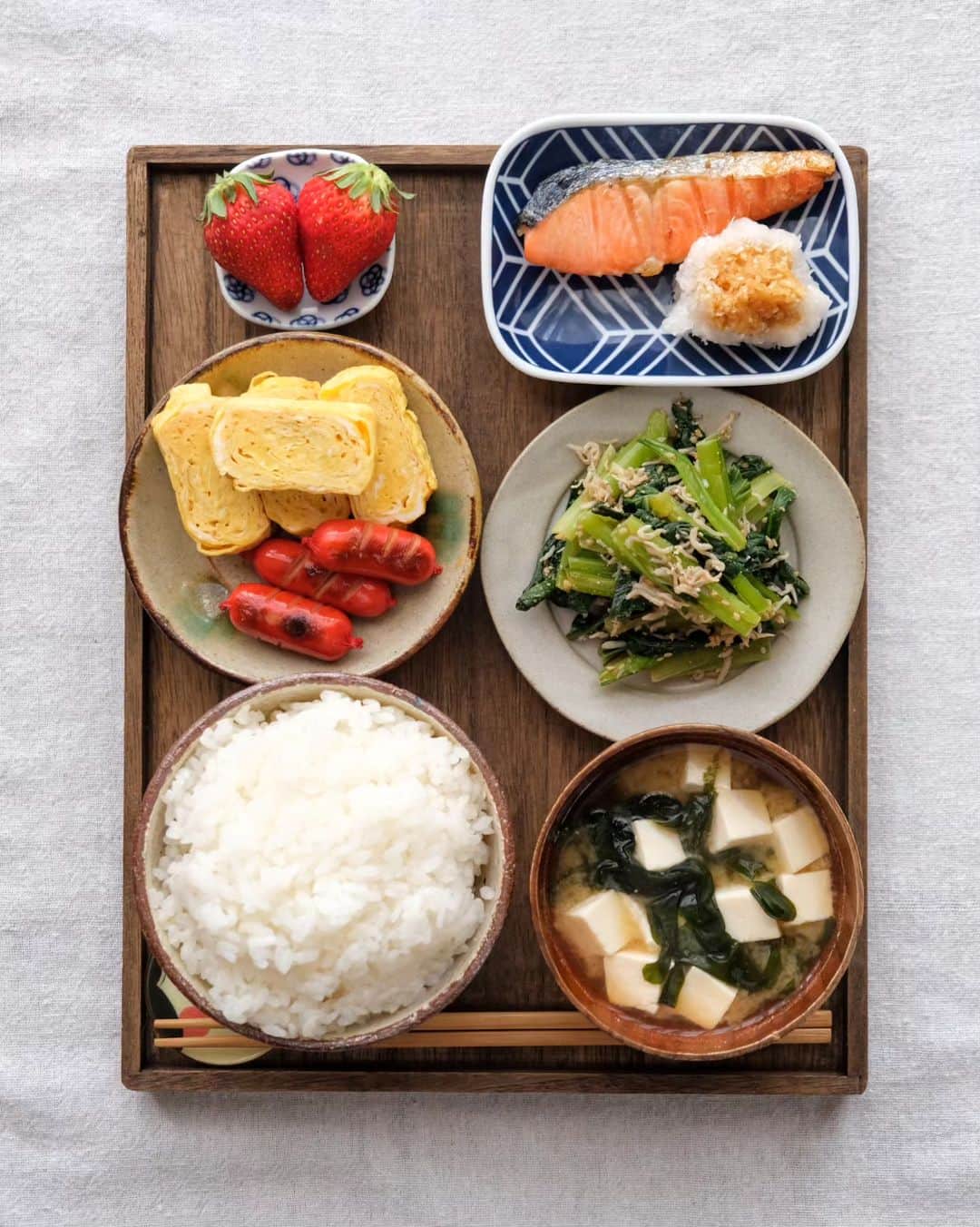 わたをのインスタグラム：「朝ごはん  今週は揚げ物が続いてたから ちょっとアッサリめにしといたでよ👴🏼  ※2枚目 朝日をうけるおすしちゃん🐾  #おうちごはん #朝ごはん  #Yummy #Delicious #Japan  #japanesefood #breakfast #柴犬 #徳島 #犬のいる暮らし」
