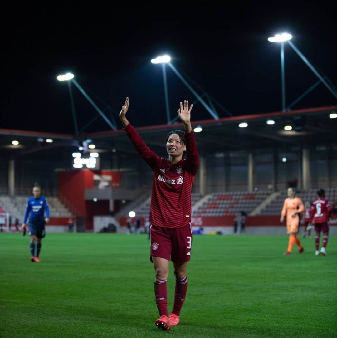 熊谷紗希さんのインスタグラム写真 - (熊谷紗希Instagram)「Vielen Dank an alle beim FC Bayern für Alles❤️🙏🏻  Wie es bereits bekanntgegeben wurde, werde ich in diesem Sommer den Verein wechseln. Ich bin sehr stolz, Teil dieses Teams zu sein und freue mich sehr, mit allen zusammen auf dem Platz kämpfen zu können.  Ich möchte mich bei allen Fans für die große Unterstützung bedanken.  Noch ein Spiel, ich werde mein Bestes geben, um zu gewinnen🔥👊🏻  クラブからの発表があった通り、今シーズンをもってバイエルン・ミュンヘンを退団します。 このクラブで最高の仲間たちと出会えて、一緒に戦えて本当に幸せでした❤️🤍 ラスト1試合、この大好きな仲間たちと最後に笑えるように自分の全てをかけて闘います⚽️👊🏻」5月27日 7時51分 - kumagai1017