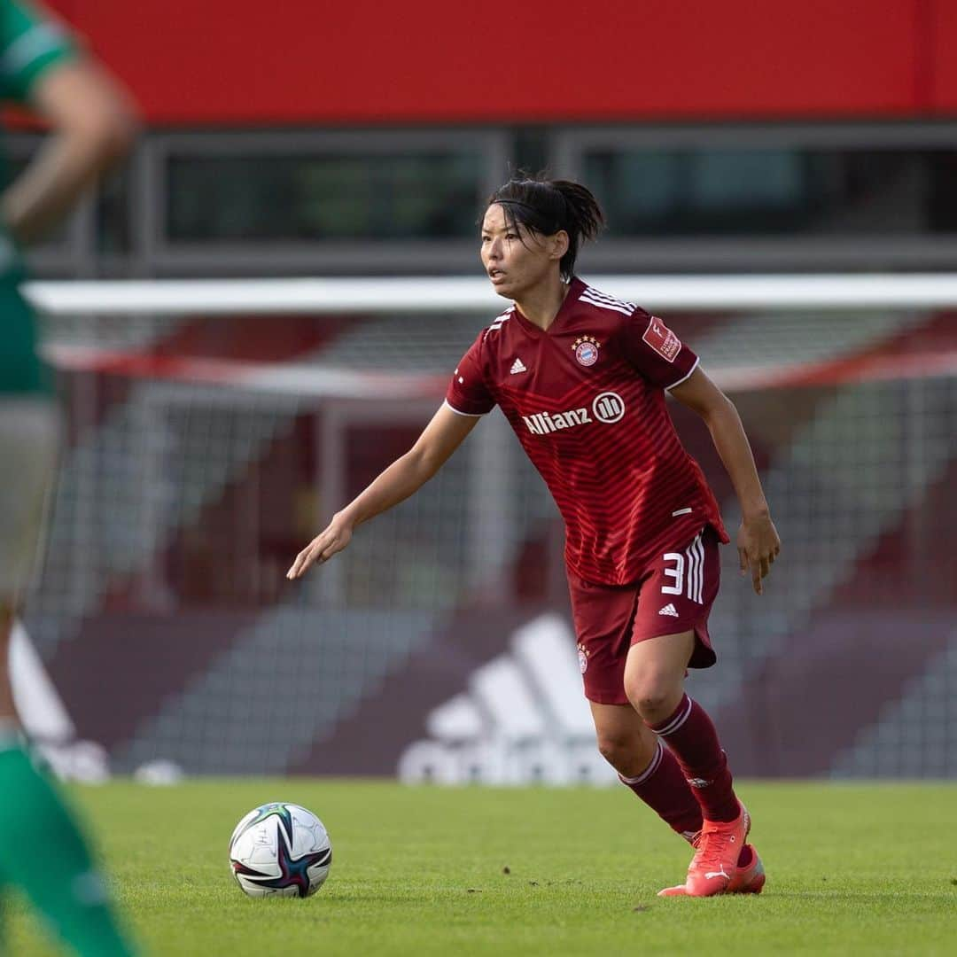 熊谷紗希さんのインスタグラム写真 - (熊谷紗希Instagram)「Vielen Dank an alle beim FC Bayern für Alles❤️🙏🏻  Wie es bereits bekanntgegeben wurde, werde ich in diesem Sommer den Verein wechseln. Ich bin sehr stolz, Teil dieses Teams zu sein und freue mich sehr, mit allen zusammen auf dem Platz kämpfen zu können.  Ich möchte mich bei allen Fans für die große Unterstützung bedanken.  Noch ein Spiel, ich werde mein Bestes geben, um zu gewinnen🔥👊🏻  クラブからの発表があった通り、今シーズンをもってバイエルン・ミュンヘンを退団します。 このクラブで最高の仲間たちと出会えて、一緒に戦えて本当に幸せでした❤️🤍 ラスト1試合、この大好きな仲間たちと最後に笑えるように自分の全てをかけて闘います⚽️👊🏻」5月27日 7時51分 - kumagai1017