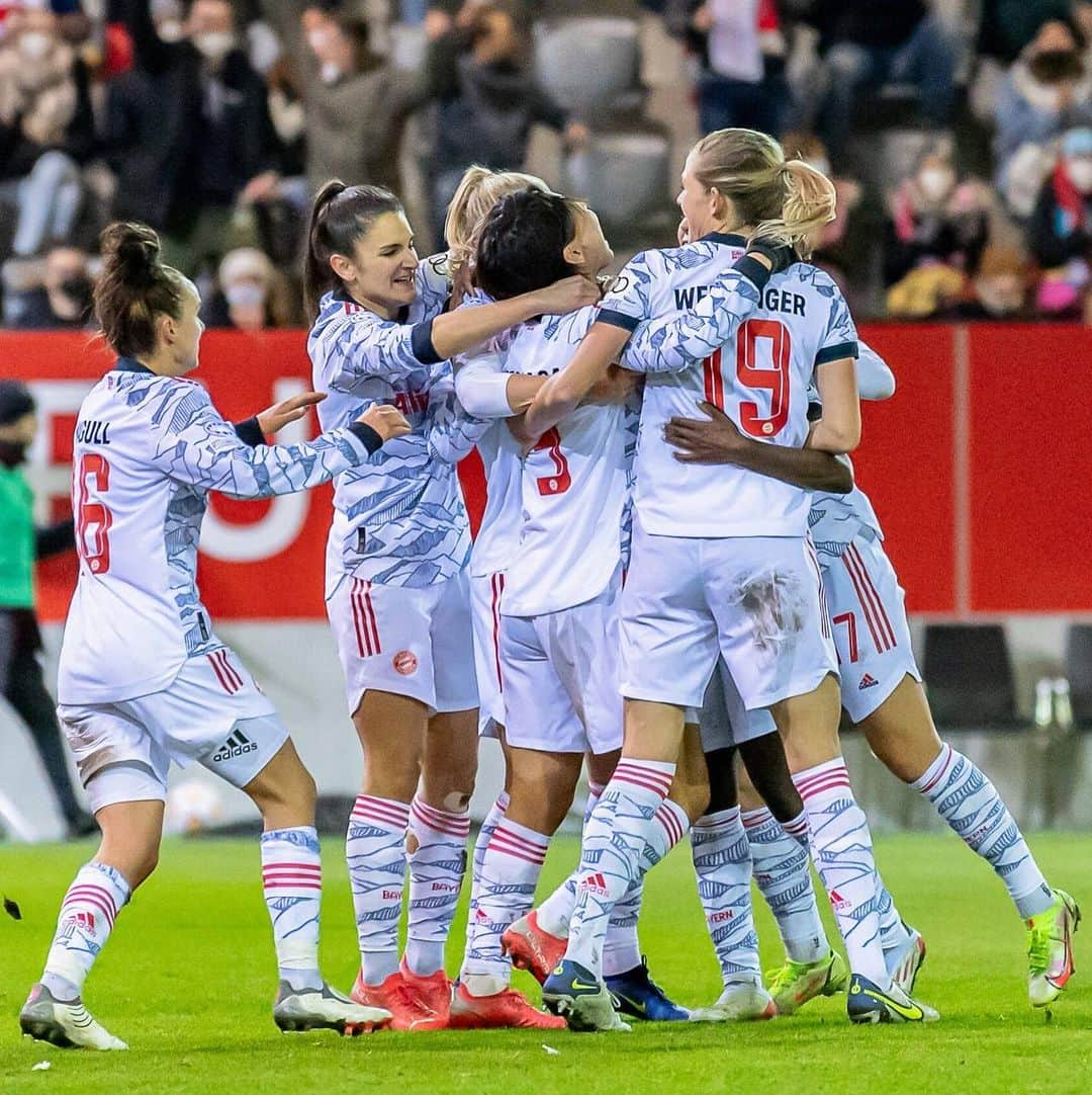 熊谷紗希さんのインスタグラム写真 - (熊谷紗希Instagram)「Vielen Dank an alle beim FC Bayern für Alles❤️🙏🏻  Wie es bereits bekanntgegeben wurde, werde ich in diesem Sommer den Verein wechseln. Ich bin sehr stolz, Teil dieses Teams zu sein und freue mich sehr, mit allen zusammen auf dem Platz kämpfen zu können.  Ich möchte mich bei allen Fans für die große Unterstützung bedanken.  Noch ein Spiel, ich werde mein Bestes geben, um zu gewinnen🔥👊🏻  クラブからの発表があった通り、今シーズンをもってバイエルン・ミュンヘンを退団します。 このクラブで最高の仲間たちと出会えて、一緒に戦えて本当に幸せでした❤️🤍 ラスト1試合、この大好きな仲間たちと最後に笑えるように自分の全てをかけて闘います⚽️👊🏻」5月27日 7時51分 - kumagai1017