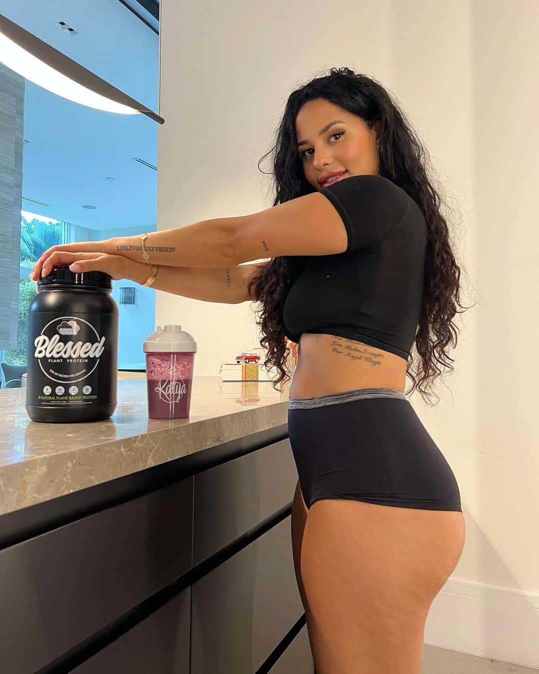 Katya Elise Henryのインスタグラム：「@blessedprotein did it again ladies & gentleman… new flavor COOKIES AND CREAM?! omfg. And yes it is my new favorite flavor to ever exist. Sorry banana bread but it’s cookies and cream all day. This tastes like an Oreo Shake. It doesn’t even taste like protein 😫 dangerous, but not. 23g protein, plant based, gluten and soy free. We’re obsessed in this house hold. I make the besssst shakes for my biggest baby after his workouts and ima let you in on the recipe bc ily 🫶🏽 2 scoops of cookies and cream blessed protein, 1 ice cream sandwich, almond milk & chocolate oat milk, oats, ice, and I top it off with whipped cream and Oreo crumbles ;) now you can’t tell me you don’t wanna try this… go to www.ehplabs.com grab yours quick before it sells out and don’t forget to use my code ✩ KATYA10 ✩ to get 10% off your order.」