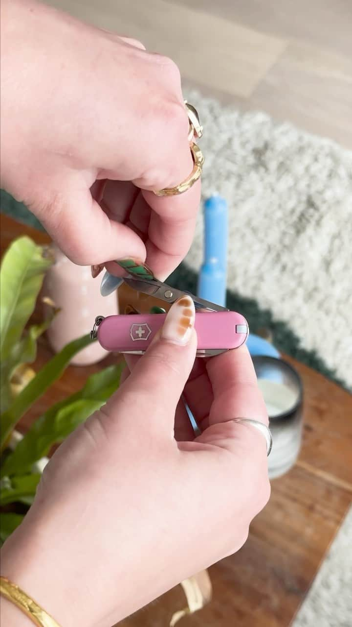 Arden Roseのインスタグラム：「A lil what’s in my bag featuring one of my most important additions, the @victorinoxnorthamerica Swiss Army Knife Classic SD in Cherry Blossom (because why WOULDN’T my pocket knife be pink??). The amount of times I reach for this daily - it’s a MUST have! #MyVictorinox #MasterWithVictorinox #ad」