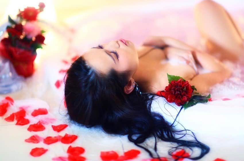 舘林佳史さんのインスタグラム写真 - (舘林佳史Instagram)「女の子の憧れ薔薇風呂🛁🌹💓  model:Mihiro @mihiro.0004    誰でも物語の主人公になれるをキャッチコピーに ドラマや映画の物語のワンシーンの様なDramaticStoryPhotと言う名前で活動作品作りをしています。  大好評のドラマティックフォトのご依頼はこのクオリティーで30000円〜(ほぼ諸経費)で受け賜わっています)^o^(   素敵な作品を一緒に作りたい！コラボレーションしたい 美容師・メイクアップアーティストさん ・服飾デザイナーさんクリエイターさんも随時募集中です✨  お姫様になりたい👸物語の主人公になってみませんか^ ^⁉︎  たった一枚の写真で人生が変わる‼️  着物✨浴衣に興味がある方 ドラマティックフォト依頼 撮影依頼 お待ちしてます☺️💓  モデル宣材撮影 コンポジ Book作り プロフィール撮影 ブライダルフォト記念撮影 衣装レンタル 成人式 着物ドレスロケーションフォト スチール サロンモデル撮影 写真集等撮影のご依頼何でもお気軽にお問い合わせDM下さい✨📩   ༚┈❁┈༚༝༝༚┈❁┈༚༝༝༚┈❁┈༚༝༝༚┈❁┈ ༚༝༝༚┈❁┈   #薔薇風呂#ジャグジー#お風呂#夢の中#写真集#フリーモデル#ドラマティックフォト#インスタ映え#作品作り #撮影依頼#シューティング#撮影依頼募集中 #ファインダー越しの私の世界 #写真を撮るのが好きな人と繋がりたい  #ストロビスト#ポートレート#ポートレートモデル#モデル募集#被写体#カメラマン#フォトグラファー#photographer #モデル #ポートレート女子」5月27日 8時03分 - tatephotox