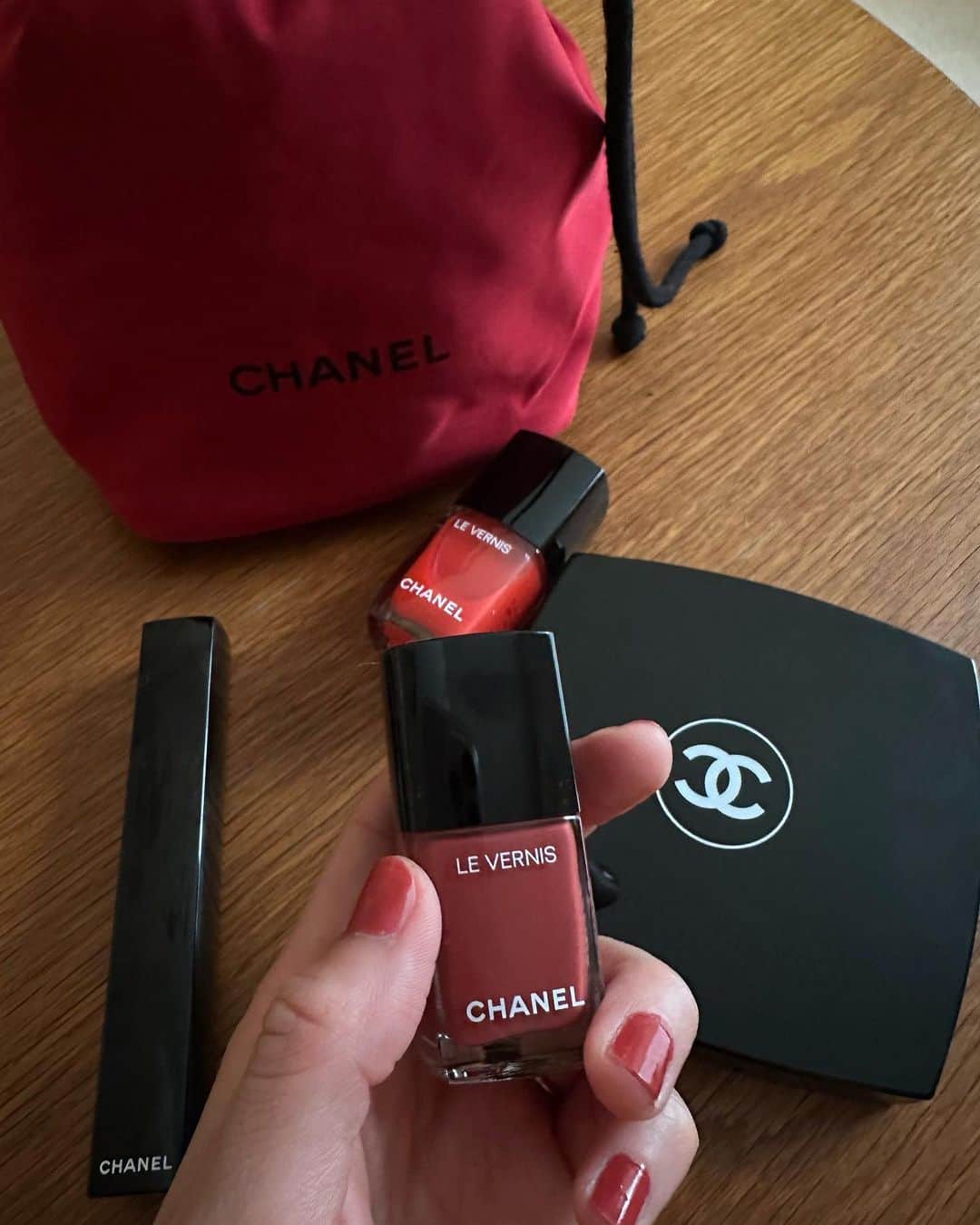 松本恵奈さんのインスタグラム写真 - (松本恵奈Instagram)「赤やピンクなど暖色が可愛いコスメ達❤️ #chanel #cosmetics #gift #thx」5月27日 7時56分 - ena1123