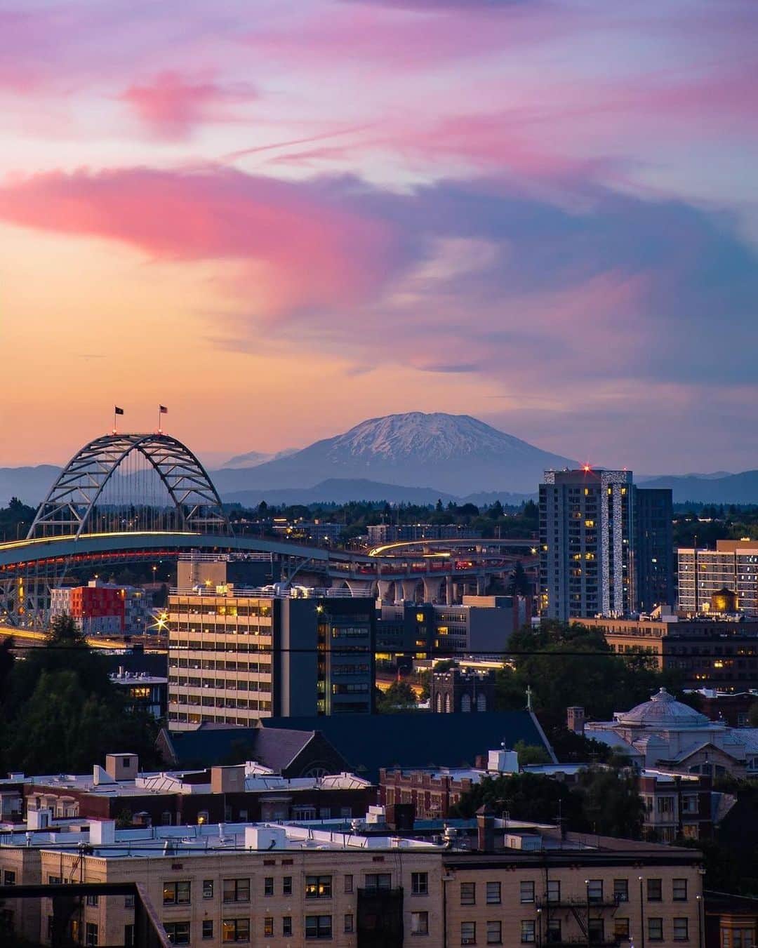 Portlandのインスタグラム：「When the city and nature unite in harmony💗🌆  📸 @erikeagon  #portland #pnw #oregon #portlandoregon #pacificnorthwest #travelportland #pdx」