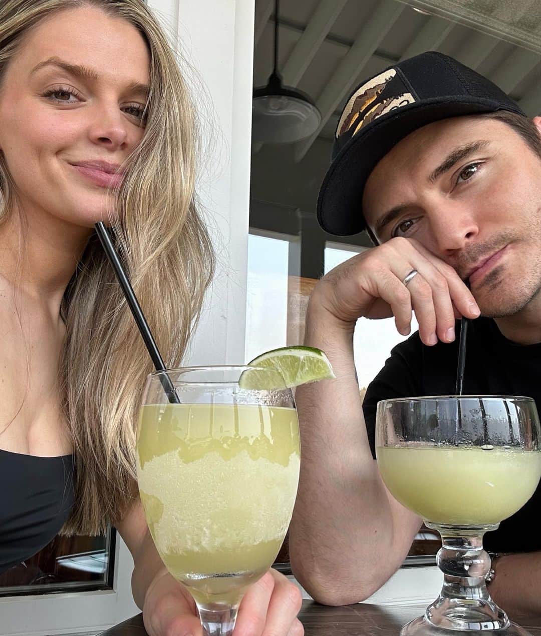 ダニエル・クヌッドソンのインスタグラム：「Mom & Dad  🫶🏼🍹🫶🏼」