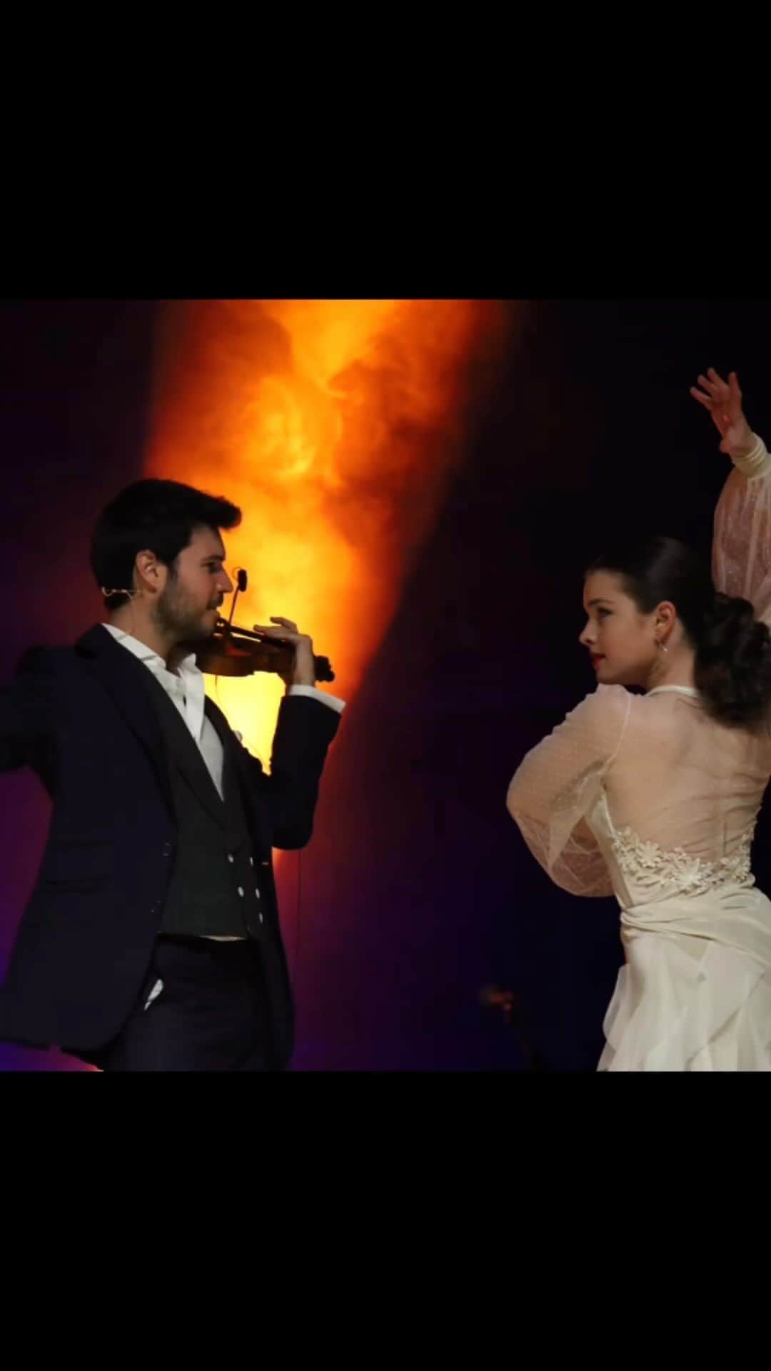 アイリーン・オルベラのインスタグラム：「Gira 2023 !!!  💕🎻💕💃 . . .  #momentosunicos #feliz #agradecida #violin #flamenco #dancer #ireneolvera #videooftheday #art #love #violinist #reels #igers #gira #2023 #teatro #valencia #performance」