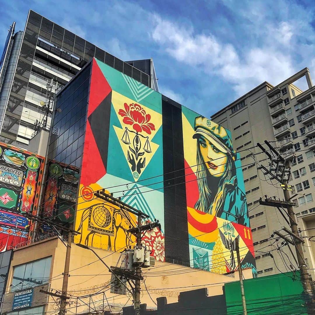 Shepard Faireyさんのインスタグラム写真 - (Shepard FaireyInstagram)「Thank you @platislove for this photo of my mural “Carga Frágil” in São Paolo, Brazil for @nalata.festival. Cool to see it up! –Shepard」5月27日 8時08分 - obeygiant