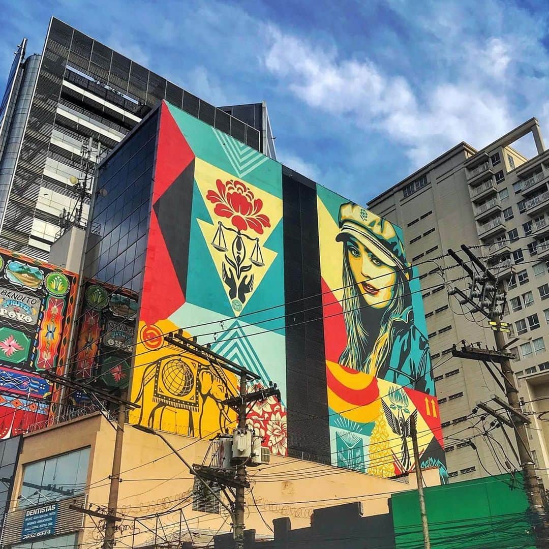 Shepard Faireyのインスタグラム：「Thank you @platislove for this photo of my mural “Carga Frágil” in São Paolo, Brazil for @nalata.festival. Cool to see it up! –Shepard」