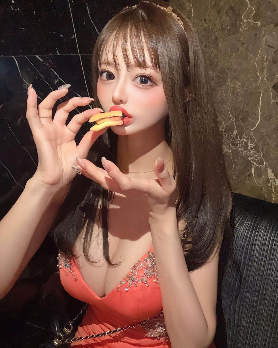 のインスタグラム：「お休みだったので緊急出動したのです。 珍しくストレート👶  オレンジのカチューシャを ゲットしたので🍊  オレンジのドレスを合わせてみました🧡 かわちいいいい🧀💖  お客様にもらったお菓子🍪 撮ってくれたありがとう\( ˆoˆ )/」
