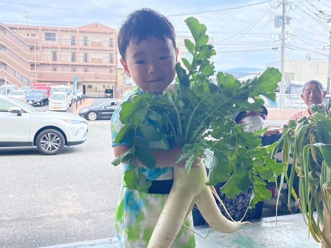 岩本初恵さんのインスタグラム写真 - (岩本初恵Instagram)「愛しとーとに 又又赤ちゃんが 生まれてくれました  一番に報告して 写真送ってくれる LINEに感謝🥲  愛しとーとで 親子出勤 会社で育てて みんなで遊びながら 育ってくれる  そんな会社を作って 25年目  色々な事が ありましたが  好き嫌いの激しい 人が会社の派閥を作ります  みんなで助けあって 最初に入社出来た 愛しとーとに 感謝していたら 派閥なんて ない  赤ちゃんは宝 会社でいっぱい 育てくれてるのが 幸せ  変わった会社ですが みんなの笑顔を 作れたら それでいい  愛しとーと大好きと いつも言ってくれる そんな集まりは 派閥はないですね  良く頑張ったね 二人目の赤ちゃん 天使を見せてくれて ありがとう🎈  スクスク育ってね 感動の朝を 頂きました 幸せ☺️  #赤ちゃん #可愛い #生まれたよ #朝一の報告に #感動  #愛しとーと #大好き  #はっちゃん #子沢山  #ありがとう  親子出勤」5月27日 8時21分 - hatsue_iwamoto