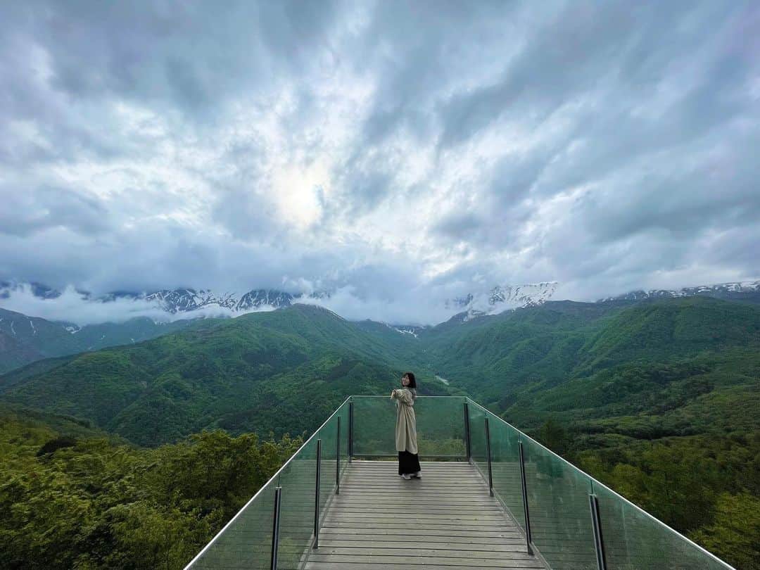 半崎美子さんのインスタグラム写真 - (半崎美子Instagram)「長野県白馬村にて。 本日ヤッホーフェス！ 新緑の岩岳山頂と北アルプスの景観が見事です。 昨日はのリハーサルでを経て、今朝はさらに天気良好です🏔  ISEKIさんをはじめとるする、個人で活動していた頃にお世話になった様々な方に再会できたり、昨日から感動続きです。 今日このあと、11:50〜　心を込めてお届けします。 ここでお待ちしています♪  #ヤッホーフェス #白馬岩岳マウンテンリゾート  #半崎美子」5月27日 8時23分 - yoshikohanzaki