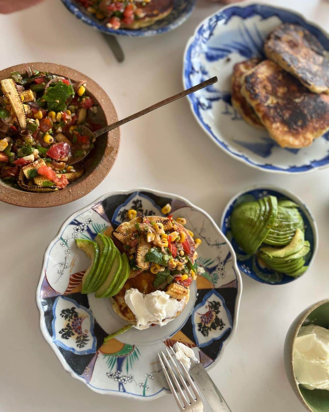 福本敦子のインスタグラム：「🩵🅱️eautiful 🅱️reakfast ： こないだの朝食に初めて食べたメキシカンパンケーキ🌽🥞🇲🇽メキシカンパンケーキって何❓って思ってたけど 手作りサルサと、中に入ったシャキシャキトウモロコシが美味しい…🤤  瑞々しくてあったかい。なめらかなのに歯応えがある。そしてきれい😍🩵 . そういえばお母さんが 〝料理は最初に目で食べるのよ〟ってむかし言ってたな✨ #breakfast」