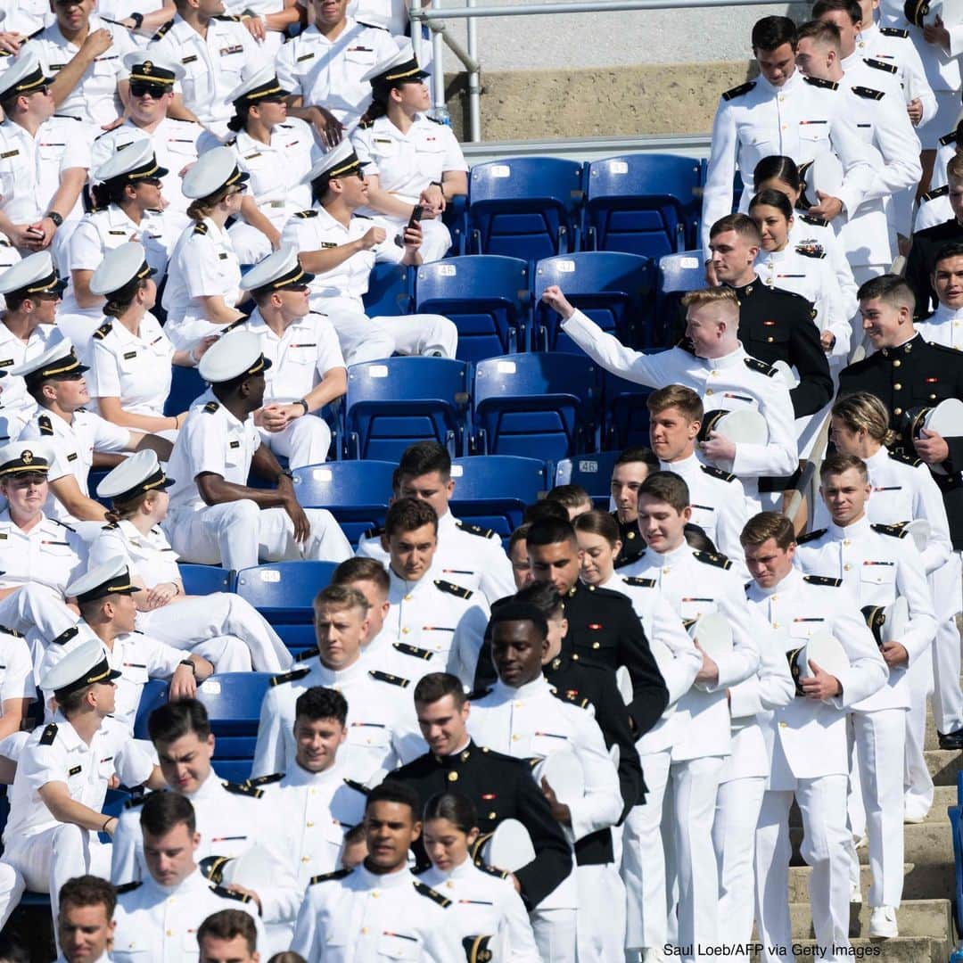 ABC Newsさんのインスタグラム写真 - (ABC NewsInstagram)「Graduating Midshipmen arrive for the 2023 U.S. Naval Academy Graduation and Commissioning Ceremony at the Navy-Marine Corps Memorial Stadium in Annapolis, Maryland.」5月27日 8時38分 - abcnews