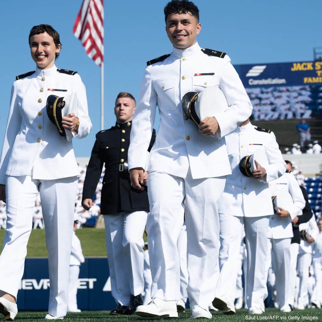 ABC Newsさんのインスタグラム写真 - (ABC NewsInstagram)「Graduating Midshipmen arrive for the 2023 U.S. Naval Academy Graduation and Commissioning Ceremony at the Navy-Marine Corps Memorial Stadium in Annapolis, Maryland.」5月27日 8時38分 - abcnews