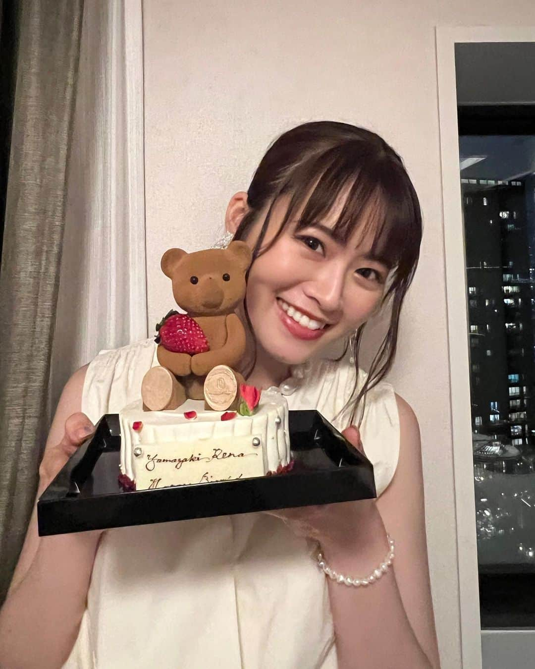 山崎怜奈さんのインスタグラム写真 - (山崎怜奈Instagram)「5月21日に26歳になりました！ 各現場のスタッフの皆さん、共演させていただいた皆さん、お祝いしてくださりありがとうございました！  最後の1枚は祖母からの贈り物☺️」5月27日 8時33分 - rena_yamazaki.official