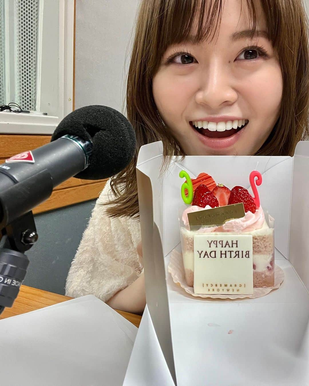 山崎怜奈さんのインスタグラム写真 - (山崎怜奈Instagram)「5月21日に26歳になりました！ 各現場のスタッフの皆さん、共演させていただいた皆さん、お祝いしてくださりありがとうございました！  最後の1枚は祖母からの贈り物☺️」5月27日 8時33分 - rena_yamazaki.official