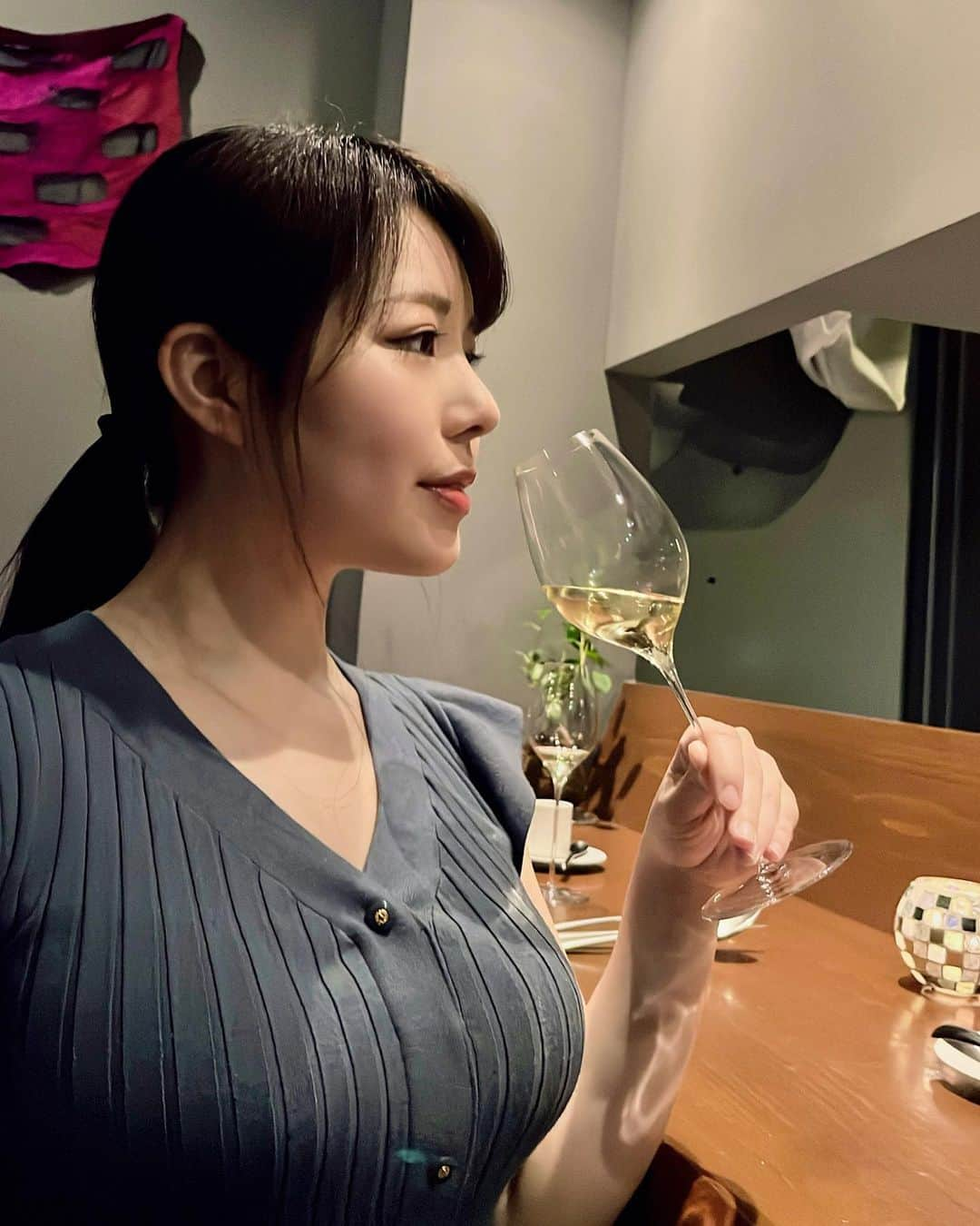 永岡怜子のインスタグラム：「中目黒のイタリアンレストラン オンダトーキョーさん🍴  ロケーションも雰囲気も良く イタリアンと和の融合させたお料理も とても美味しいです✨  基本はカウンターですが 2名様用の半個室もありました👌🏻  .  まずは白ワインからのイカの子供のフライ。 身が驚くほど柔らかく衣はサクサク。 イカスミが良いアクセントになりとても美味しい。  魚好きの私、大歓喜のプレート🐟 それぞれの魚の締め方、味付けもちょうど良いし しっかり瑞々しく柔らかい。 シェフお一人でやられているのに ソースもそれぞれ違うのがすごい。 サザエのジュレもお出汁が効いていて美味。。。  コース途中で出てくる茶碗蒸し？も お料理に出てきた魚介類達でお出汁を取っているそう。 （私はイタリアンやフレンチのお料理の名前が いつまで経っても覚えられない昭和人間です😌）  パンもふわふわで美味しい、 香りもクッキーみたいで美味しい。焼印かわいい。 食べきれなかった分は包んでくださいます🎁  パスタは桜海老とキャベツ。 これもお出汁と旨味が素晴らしいし食感の違いも楽しい。 メインはタン。とても柔らかい。 私は少食の悪魔なのでパスタもメインも 少なめにしていただきましたが シェフと相談しながら良い塩梅で出してくださいます👌🏻  デザートはクレームブリュレ。コーヒーと一緒に。 ブリュレにもコーヒーがかかっておりました☕️  .  お客様は1日数組限定で、お店の雰囲気も良いですし なによりお料理全て美味しかったのですが 何故か予約は取りやすいようです。不思議。  聞くところによると 東京カレンダーやテレビに取り上げられても 一過性で終わってしまうらしいです。  確かに今はお気に入りのお店に通うより 新しいお店や話題のお店を どんどん開拓していく風潮がある気がしますね。 SNSを中心にまわっているかんじ。  オンダトーキョーさんのお料理も イタリアンと和の融合がテーマとの事なので、 逆に脂っこいものや濃い味好きな方だったり ウニいくらのようなわかりやすい映え、派手な演出、 ブランド力重視の方には物足りないのかも？  どのコンテンツにも言える事ですが どんなに良いものでも出すだけではなく 刺さる層に適切なアプローチが求められる時代だなと 色々考えさせられてしまいました…  私は新規開拓もしつつ 基本は仲良くしてくださっている方々のご紹介や 自分の感じた「好き」「素敵」を大切にしたいので、 これからも自分が良いと思ったお店を リピートしていきたいですし、 そういったお店を中心に皆様へ シェアできればと考えております✨  という事でまた近々お伺いしたいと思います！ どなたかご一緒しましょう（友人知人への私信。笑）  .  #永岡怜子 #酒乱のグルメ #たのしい隠居生活  #ondatokyo #中目黒グルメ #中目黒ディナー #中目黒デート #中目黒イタリアン #グルメ好きな人と繋がりたい #イタリアンジャポニカ #和風イタリアン #イタリアンレストラン #美食 #美食推薦 #美食日記 #italian #italianjaponica #italianjapanese」