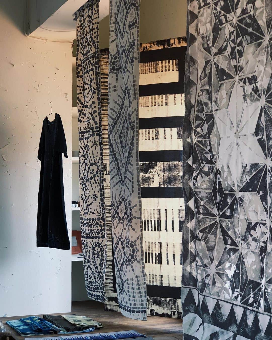nostos booksのインスタグラム：「『SHIORI MUKAI TEXTILE / Block Mon Yoh』が本日よりはじまりました！  インドの「アジュラック」と呼ばれる木版捺染の技術をベースにしながら、掠れ、 滲みといった表現を取り入れることで独自に進化し続ける向井さんのテキスタイル。揺らぎのある幾何学模様にスタッフ一同感嘆の声をあげております。  お買い求めいただいた展示作品はそのままお持ち帰りいただけます。すべて1点ものとなりますので気になる方はお早めに○  ※向井さんは本日27日のみ在廊予定です  --------------------  向井詩織 @shiorimukaitextile インド西部カッチ県と滋賀の２拠点で、天然染料のブロックプリントをしている。カッチ県のブロックプリント工房は、本来ムスリムだけ、男だけの工房だが、テキスタイルアーティストとして単身で乗り込み、従来にないブロックプリントならではの模様を模索。日本では制作と展示活動を基盤に、ワークショップや講演などを行う。  --------------------  店舗情報はこちら @nostosbooks  --------------------  #向井詩織 #ブロックプリント #blockprint #nostosbooks #ノストスブックス #祖師ヶ谷大蔵 #砧」