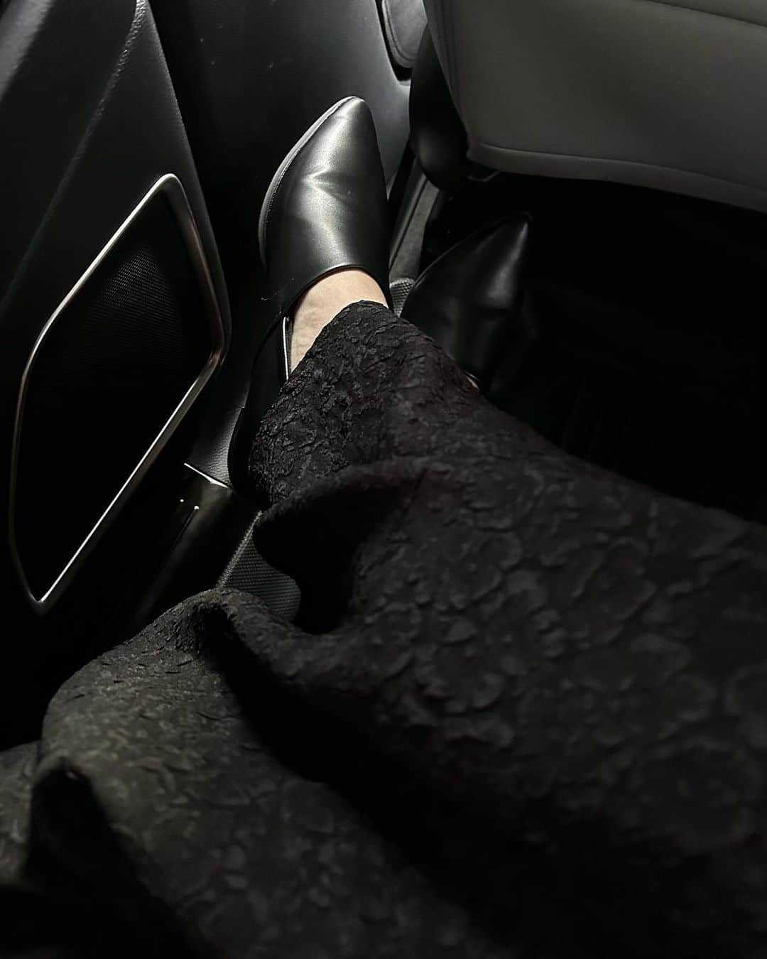 りぃさんのインスタグラム写真 - (りぃInstagram)「ジュエリー届きましたか〜✨私もお気に入りでほとんど毎日付けています。 大切にして頂けますように。♡  今日は初おろしのニットベストに、 涼しくてふんわりシルエットのジャガードスカート  1万歩歩いても余裕な スポックシューズで出掛けてきます⚪️  ㅤㅤㅤㅤㅤㅤㅤㅤㅤㅤㅤㅤㅤ skirt / shoes / ring @nairo__official  knit / @adametrope   ㅤㅤㅤㅤㅤㅤㅤㅤㅤㅤㅤㅤㅤ #nairo_mag  #白黒コーデ #上品コーデ #ニットベスト#ロングスカート #小柄女子 #小柄コーデ#低身長女子 #低身長コーデ#シンプルコーデ #モノトーンコーデ#sサイズコーデ#150cmコーデ #under150cm #おちびの輪#おちびコーデ #ootd #simpleoutfit #simpleoutfits」5月27日 14時02分 - hyororii_69