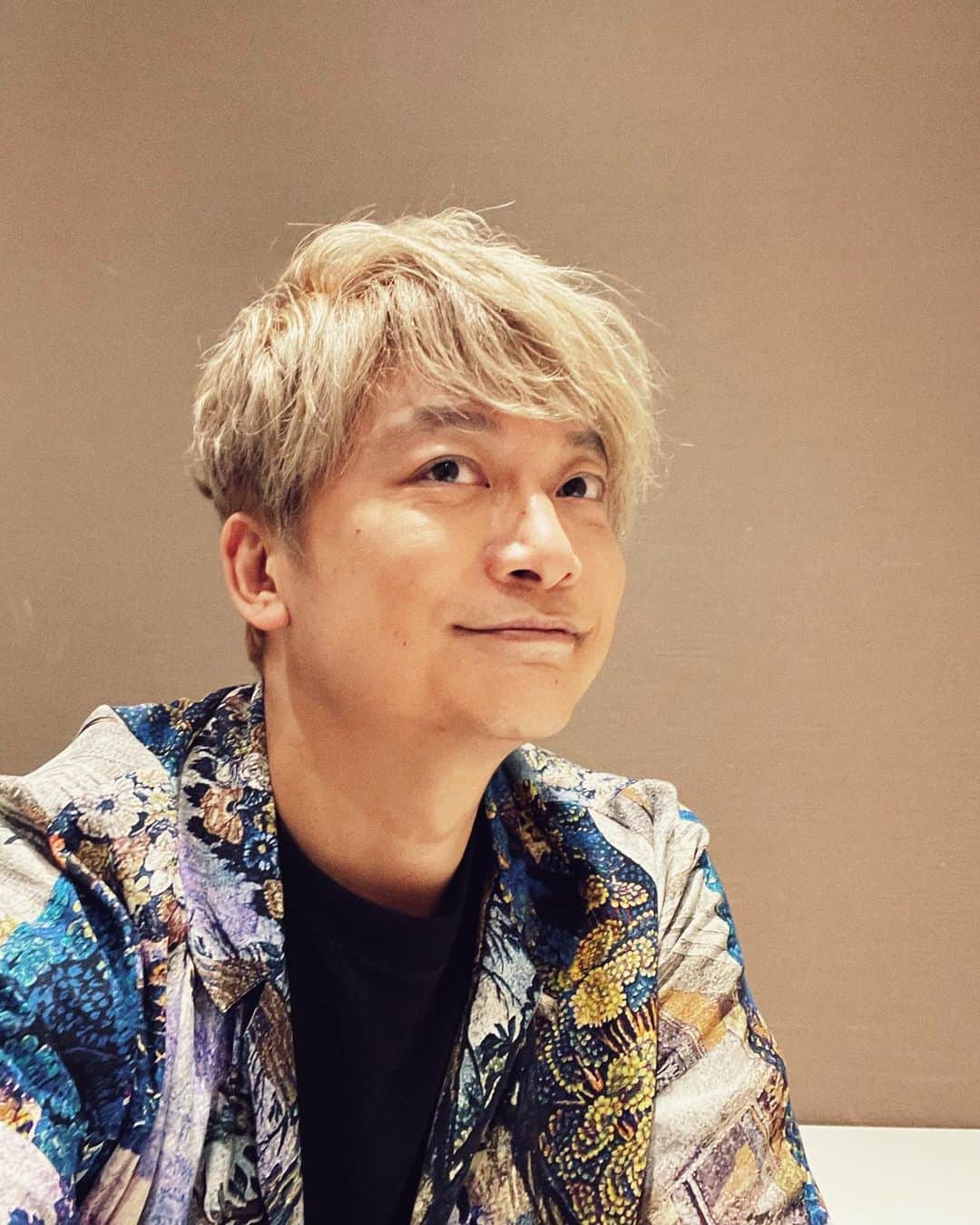 香取慎吾のインスタグラム：「#WhoAmITour 大阪に行ってきたよ 個展会場で観に来てくれた皆さんとお話ししたり ライブペインティングで新大阪駅前にある なんかタワーみたいなやつ描いたり ラジオに呼んでもらったり テレビにも出ちゃったり 楽しかったよ！ 大阪城撮って もうちょい引いて大阪城ホールも入れようって写真撮ったら あいついるやん！城ホールの前にも、あいついるやん！！ #なんかタワーみたいなやつ いるやん！！！  今日は北海道にいます。 真駒内セキスイハイムアイスアリーナでファンミーティングです。 今日も笑顔で！」