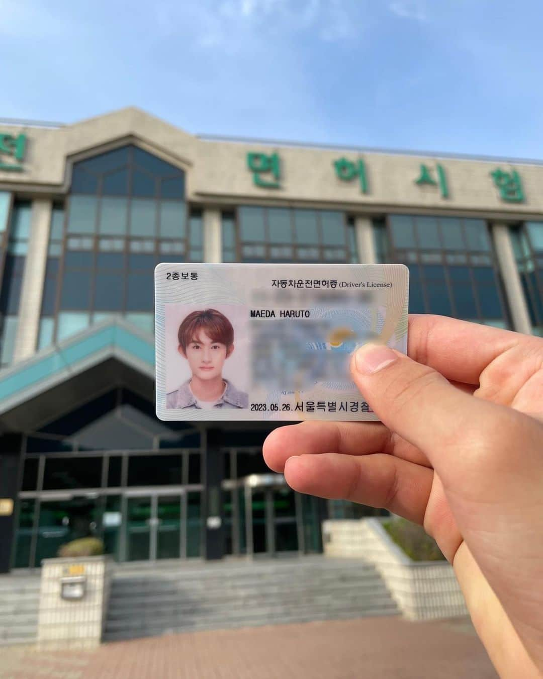 ハルトさんのインスタグラム写真 - (ハルトInstagram)「i don’t like wasting time so i got a drivers license   #timeismoney my new motto :)  학원 안 다니고 영상으로만 공부해서  직각주차 땜에 기능시험은 2번 떨어졌지만…!!ㅋ 드디어 땄다~ ㅎㅎ   免許とれた🤩」5月27日 14時07分 - harutoz_