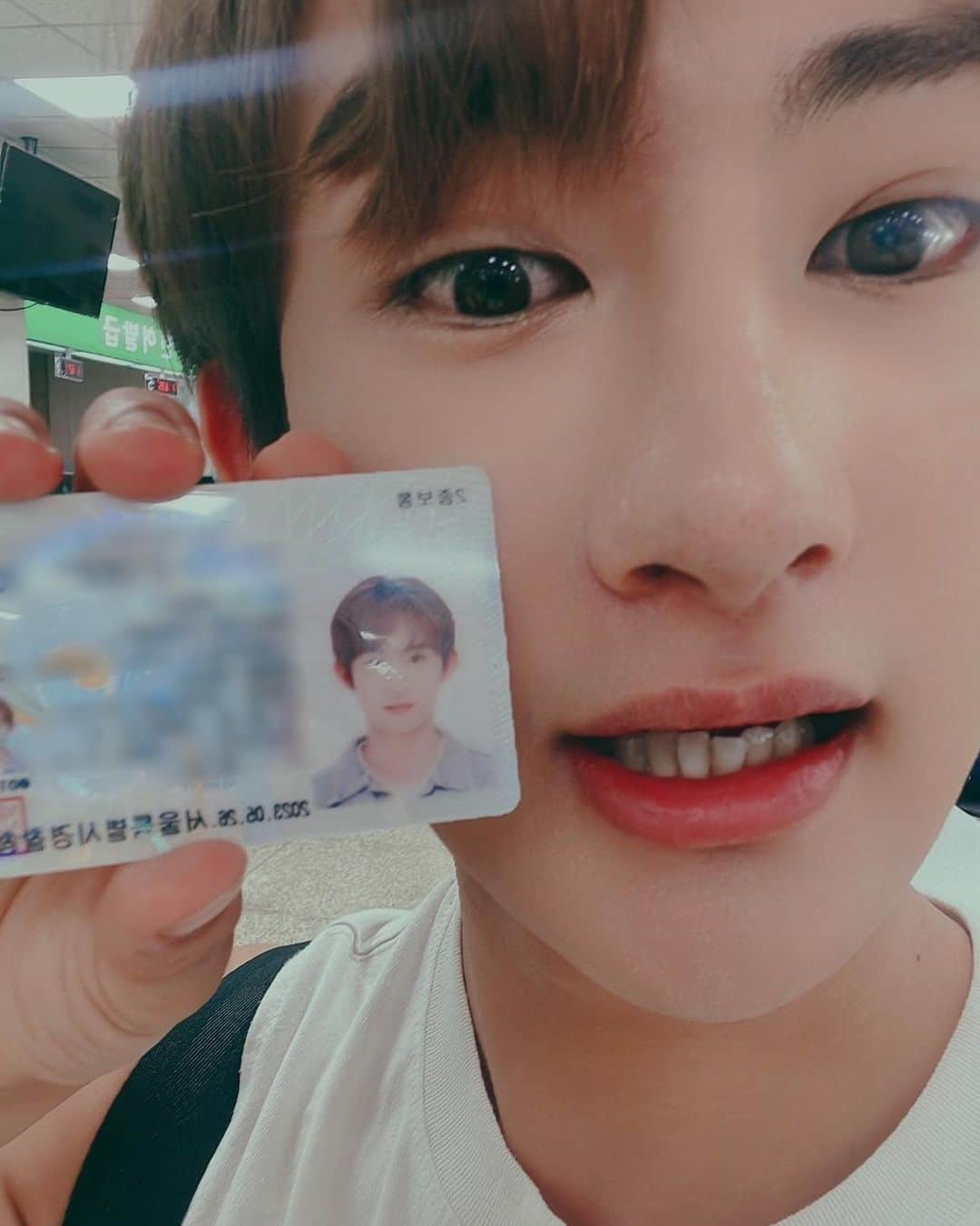 ハルトのインスタグラム：「i don’t like wasting time so i got a drivers license   #timeismoney my new motto :)  학원 안 다니고 영상으로만 공부해서  직각주차 땜에 기능시험은 2번 떨어졌지만…!!ㅋ 드디어 땄다~ ㅎㅎ   免許とれた🤩」