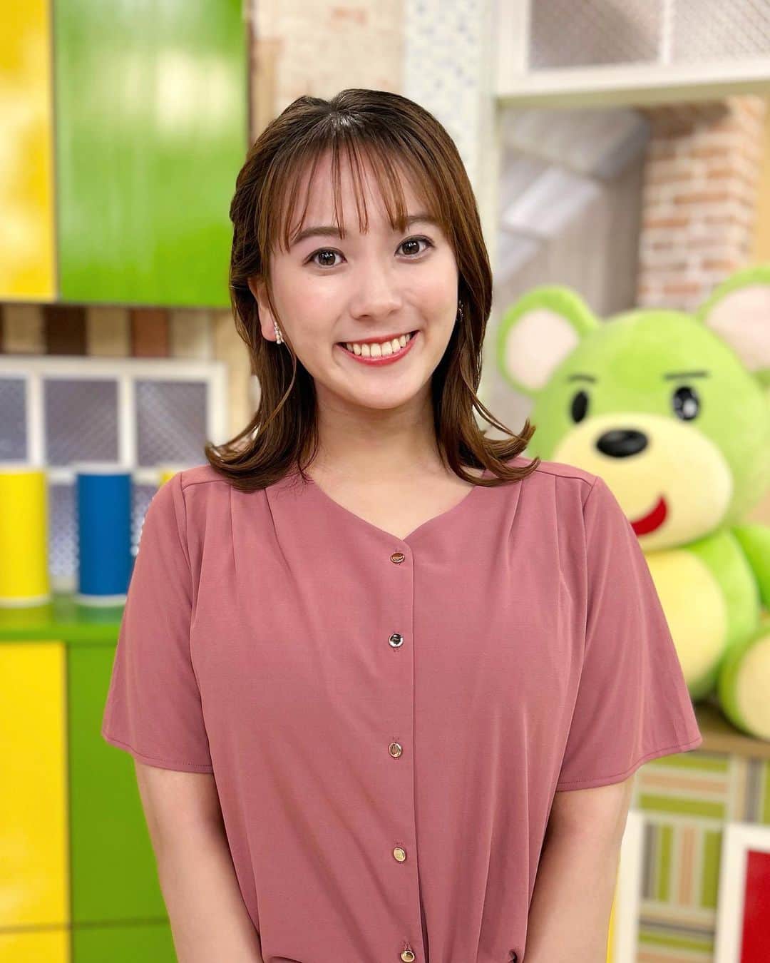 のインスタグラム：「きのうの #かごピタ も ご覧いただきありがとうございました❣️  来週はもう6月…早いですね。 雨の多い時期がやってきますが、元気に頑張りましょう🔥  来週も見てね〜🙌  背後に山本さんが……🧸  #かごピタ #行ってみっが #鹿児島 #かごしま #アナウンサー #女子アナ #横山あさみ #山本さん」