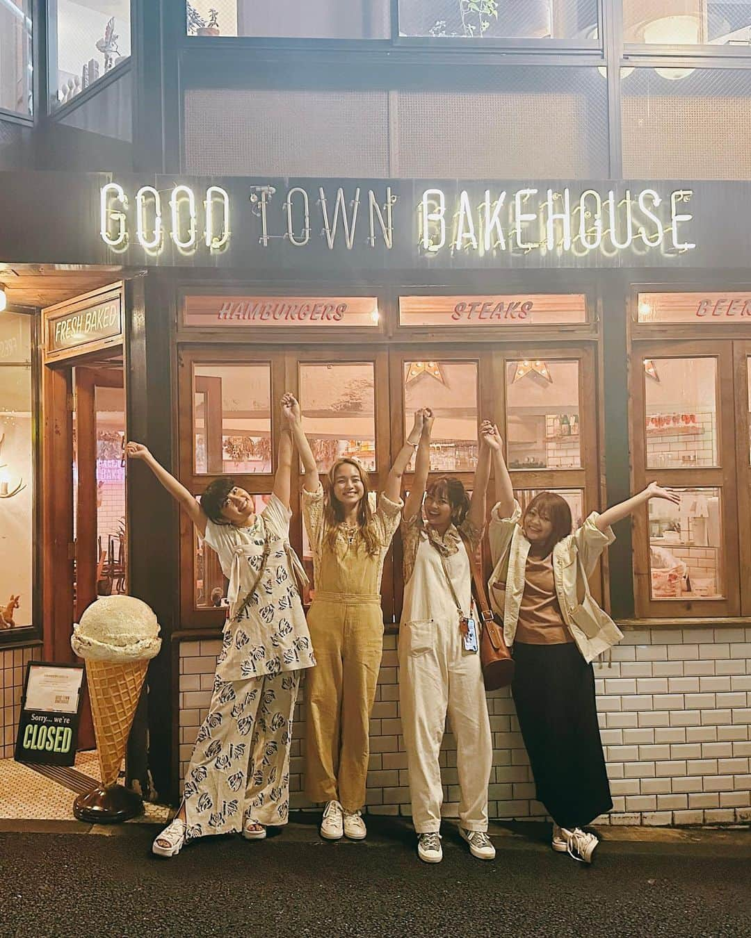 レオラのインスタグラム：「Sunny Side Camp(@sunnyside_camp ) 初の主催イベント「Sunny Side Cafe」🍕🌈☕️  足を運んでくれた皆さん、 本当にありがとうございました🙏✨  もちろん、企画も運営も全部4人で。 来てくれるみんなを想像しながら たくさん話し合って当日を迎えました😌  全部手作りだったからこそ、 みんなととっても近い距離感で 私たちらしさ全開の アットホームなイベントになったと思います💞  予定外のことも沢山起きたけど、笑 ぜーんぶ笑いに変えてくれるメンバーと、 遊びに来てくれたみんなのおかげで ほんっっとうに楽しかった！！🥰  会場としてお借りした @good_town_bakehouse も、 とっても素敵なお店だったよね😍🍕✨ Staffの皆さん、オーナーの @atsushi_kurumata さんにも 感謝の気持ちでいっぱいです💗 ありがとうございました！！  SSCは、まだまだ歩き始めたばかり！  もっともっと、 "楽しい！"を届けられるように頑張るぞー！  最後に、"SSC"ってなに？？🤔 ってなってる方にも、 ぜひ一度YouTube観てもらいたいです🫶🌈  大好きなメンバーと、 大好きなアウトドアを楽しむ わちゃわちゃチャンネルです！⛺️  ぜひ、覗いてみてね！😘  Sunny Side Camp☀️ @rihwa_official  @mikachu_cp  @miyuuamazing」