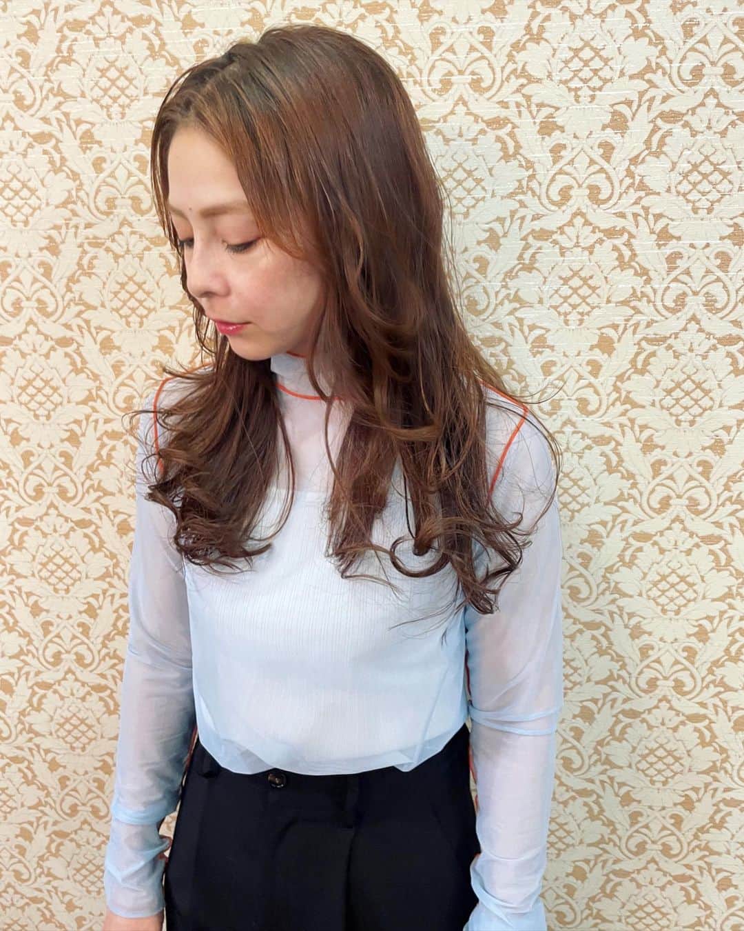 のインスタグラム：「まだまだロング維持 ボブ熱おさえつつ @mocchi_gorge   ロング楽なんだよね  着地点見つからないので 顔周りや量調整してもらって 巻きやすくなりました🌀  #longhair #haircut #ロングヘア　#ミディアムヘア #顔周りカット #ママヘア　#メンテナンス　#男の子ママ　#3兄弟ママ　#3brothers」